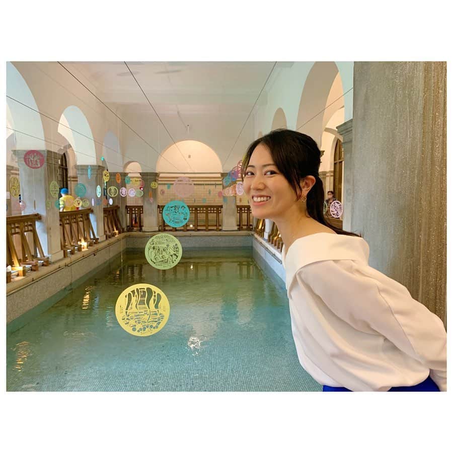 煌月爽矢さんのインスタグラム写真 - (煌月爽矢Instagram)「.﻿ .﻿ 特別な経験をしました(*´ｪ｀*)﻿ ﻿ ﻿ 以前、一人で北投温泉に行った写真をインスタにアップしましたが…そこの﻿ 北投温泉博物館の館長さんが私とマネージャーを北投ツアーに案内してくださいました！！﻿ ﻿ ﻿ ﻿ その昔、温泉の水は危険な物と思われていたそうなのですが、日本統治時代に日本人から『温泉』というものが伝わり、北投は温泉街となりました。﻿ 日本敗戦後にどんどん北投温泉は廃れていき、一度は廃墟と化しましたが、地子供達のボランティアをきっかけとしてまた再建され、今は立派な温泉街に戻っている土地です。﻿ ﻿ １枚目は博物館の1階にある大浴場。﻿ その昔、男性の大浴場として使用されていた場所です。﻿ ﻿ そして！！！﻿ ２枚目♡﻿ 伝統的な舞獅を見せて頂いちゃいました！！﻿ 今回踊ってくれたのは全員高校生！！﻿ 特別なレッスンを受けているとの事です。﻿ ﻿ ﻿ 3枚﻿ 紅包と呼ばれる赤い封筒を獅子に渡す役目をさせて頂いちゃいました😋✨✨﻿ マネージャー曰く、この経験はなかなか出来ないんだよ！って。 以前、東京の深川の料亭に行った時に同じ様な感じで赤い封筒を渡され、それを各々襟元に挟んで、獅子が回ってそれを食べてくれる、という体験をしましたが…﻿ 似ている様な文化がちょこちょこあって面白いです(*´ｪ｀*)﻿ ﻿ つづく。﻿ ﻿ ﻿ #台湾﻿ #北投﻿ #北投温泉博物館﻿ #日本式の旅館いっぱい﻿ #湯船大好き﻿ #日本人だもん」5月26日 20時18分 - nakahara.yuuki