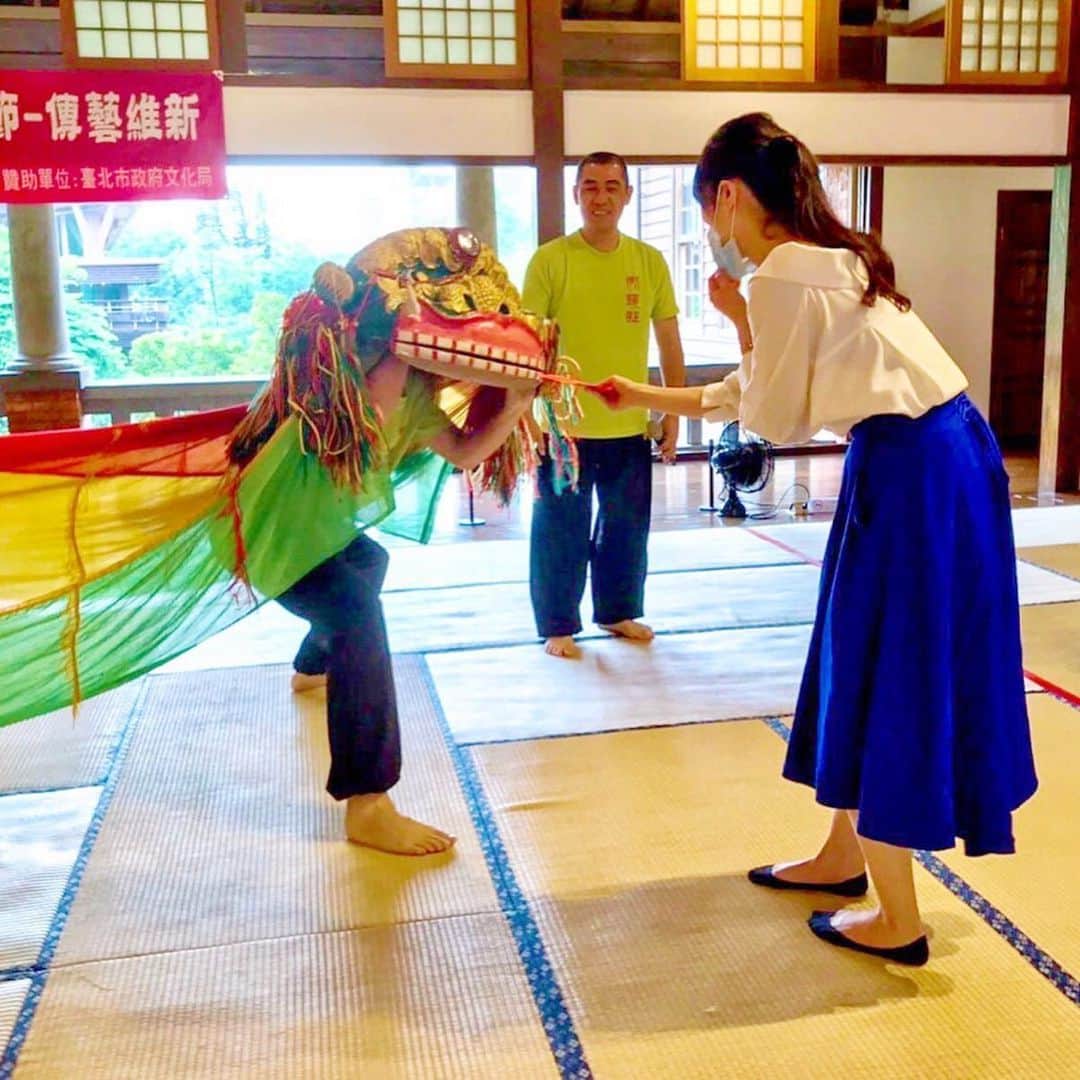 煌月爽矢さんのインスタグラム写真 - (煌月爽矢Instagram)「.﻿ .﻿ 特別な経験をしました(*´ｪ｀*)﻿ ﻿ ﻿ 以前、一人で北投温泉に行った写真をインスタにアップしましたが…そこの﻿ 北投温泉博物館の館長さんが私とマネージャーを北投ツアーに案内してくださいました！！﻿ ﻿ ﻿ ﻿ その昔、温泉の水は危険な物と思われていたそうなのですが、日本統治時代に日本人から『温泉』というものが伝わり、北投は温泉街となりました。﻿ 日本敗戦後にどんどん北投温泉は廃れていき、一度は廃墟と化しましたが、地子供達のボランティアをきっかけとしてまた再建され、今は立派な温泉街に戻っている土地です。﻿ ﻿ １枚目は博物館の1階にある大浴場。﻿ その昔、男性の大浴場として使用されていた場所です。﻿ ﻿ そして！！！﻿ ２枚目♡﻿ 伝統的な舞獅を見せて頂いちゃいました！！﻿ 今回踊ってくれたのは全員高校生！！﻿ 特別なレッスンを受けているとの事です。﻿ ﻿ ﻿ 3枚﻿ 紅包と呼ばれる赤い封筒を獅子に渡す役目をさせて頂いちゃいました😋✨✨﻿ マネージャー曰く、この経験はなかなか出来ないんだよ！って。 以前、東京の深川の料亭に行った時に同じ様な感じで赤い封筒を渡され、それを各々襟元に挟んで、獅子が回ってそれを食べてくれる、という体験をしましたが…﻿ 似ている様な文化がちょこちょこあって面白いです(*´ｪ｀*)﻿ ﻿ つづく。﻿ ﻿ ﻿ #台湾﻿ #北投﻿ #北投温泉博物館﻿ #日本式の旅館いっぱい﻿ #湯船大好き﻿ #日本人だもん」5月26日 20時18分 - nakahara.yuuki