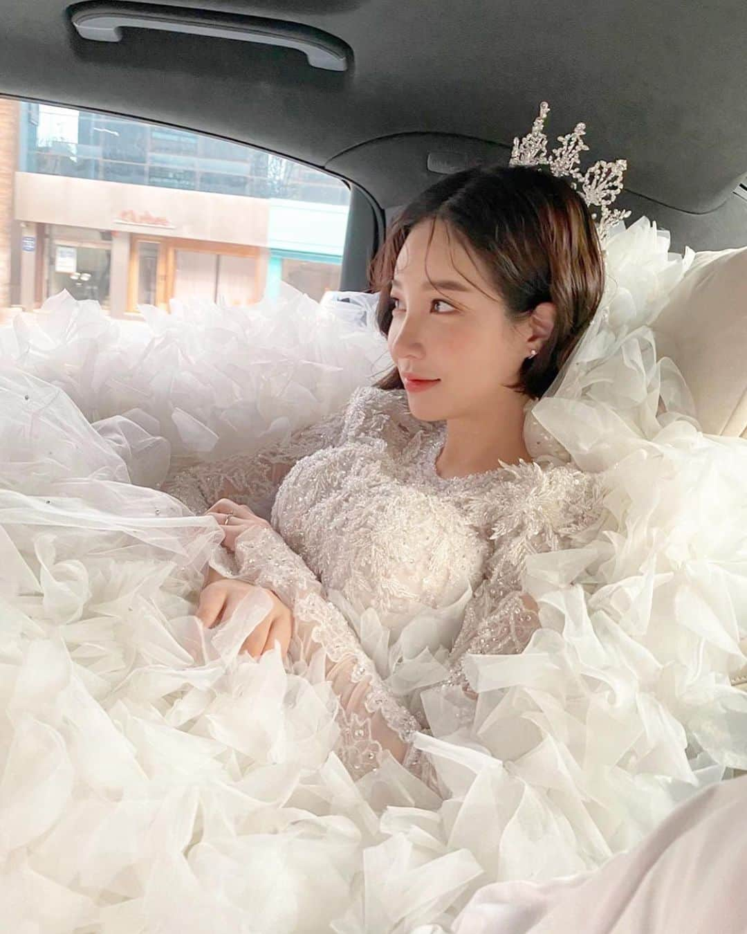 プレ花嫁の結婚式準備サイト marry【マリー】さんのインスタグラム写真 - (プレ花嫁の結婚式準備サイト marry【マリー】Instagram)「ドレス姿でタクシーやリムジンに乗ってる瞬間って、現代版の馬車から降りるシンデレラ風で可愛いですよね🤍﻿ ﻿ ﻿ ドレスがくしゅくしゅふわふわになって、﻿ ドレスが泡風呂みたいで プリンセス感もアップ🛁🤍☁️✨﻿ ﻿ ﻿ ロケーションフォトのタイミングや﻿ 披露宴の後の二次会までの移動のタイミングで﻿ 撮ってみたい憧れる写真です🌷﻿ ﻿ ﻿ ﻿ ﻿ photo by @wedding_ddo @leekyungho_photograph @mangdoo_noona」5月26日 20時27分 - marryxoxo_wd