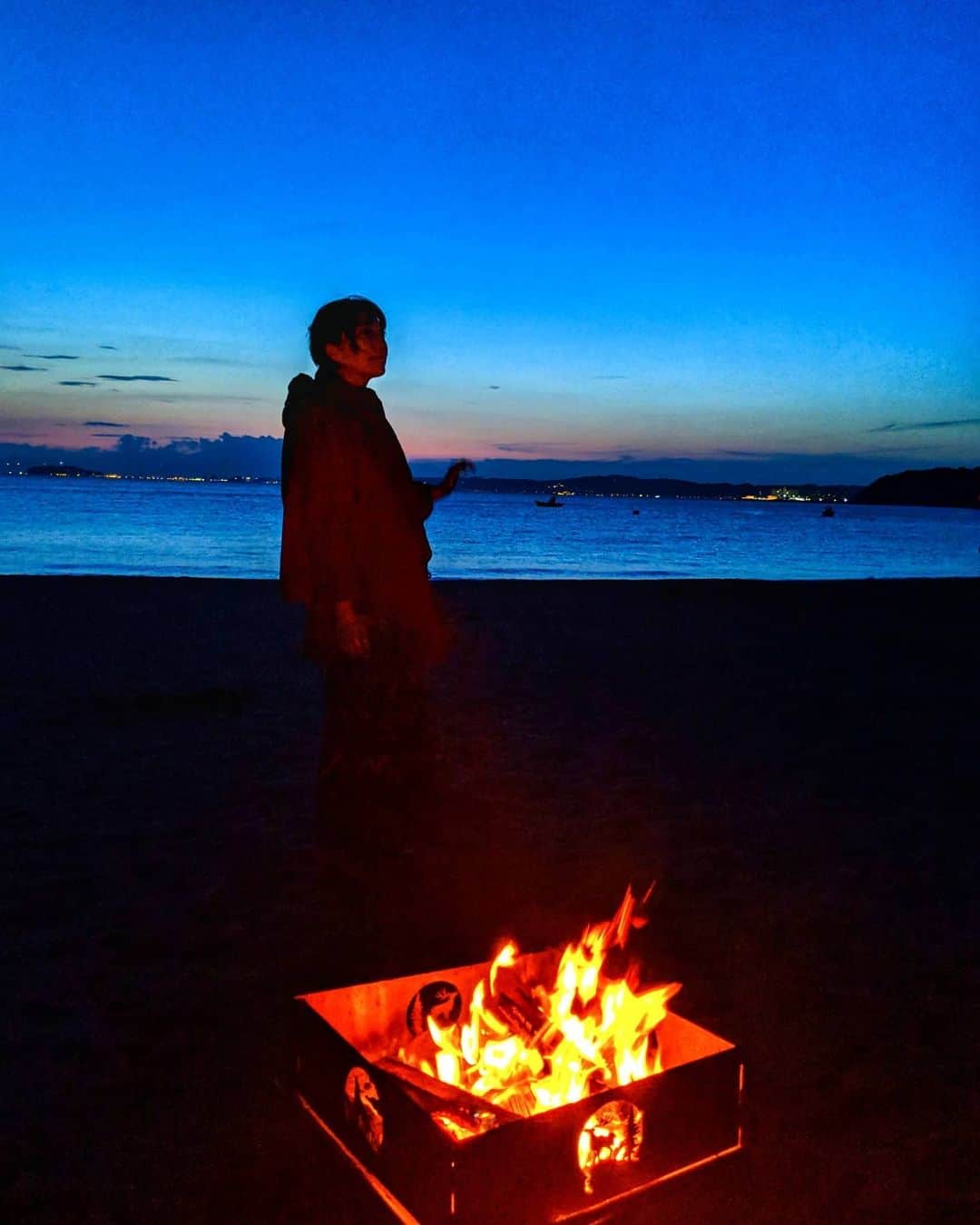 芳美リンさんのインスタグラム写真 - (芳美リンInstagram)「※過去picです﻿  去年の葉山。 ﻿ また海で焚き火したいなあ🔥♥﻿ ﻿うちの家キャンではさすがに焚き火はできない。（笑）  SUPとバーベキュー、最高の組み合わせなんだよなあ！﻿ ﻿ ﻿ ﻿ ﻿ #過去pic﻿ #森戸海岸#焚き火#ビーチキャンプ#海BBQ﻿ #海好きな人と繋がりたい#湘南SUPガール﻿ #葉山#ビーチ#湘南#海」5月26日 20時27分 - lynn.lynn5