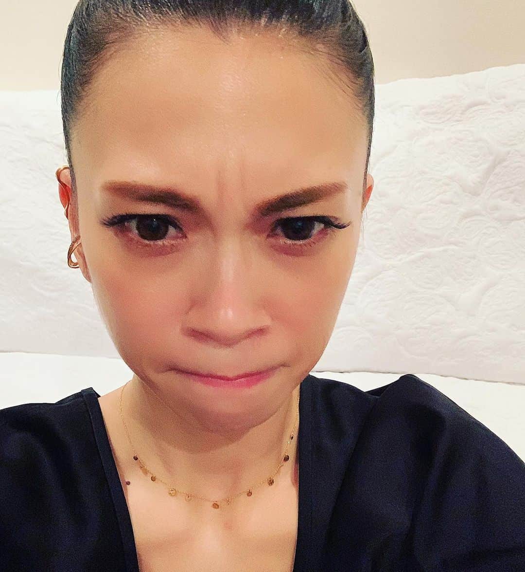 小柳ゆきのインスタグラム：「ぶ、ぶじ、生還致しました… 沢山の方を巻き込み、ご親切に対応して頂きなんとか帰りましたすみません😭  ほんと皆様もお騒がせしてほんとすみませぬ😭  と、いうことで！！！ 予定通りのインスタライブ 21時からやります！！！！ 皆で一緒SPHERE聴いて盛り上がっちゃおう会決行です🤩」