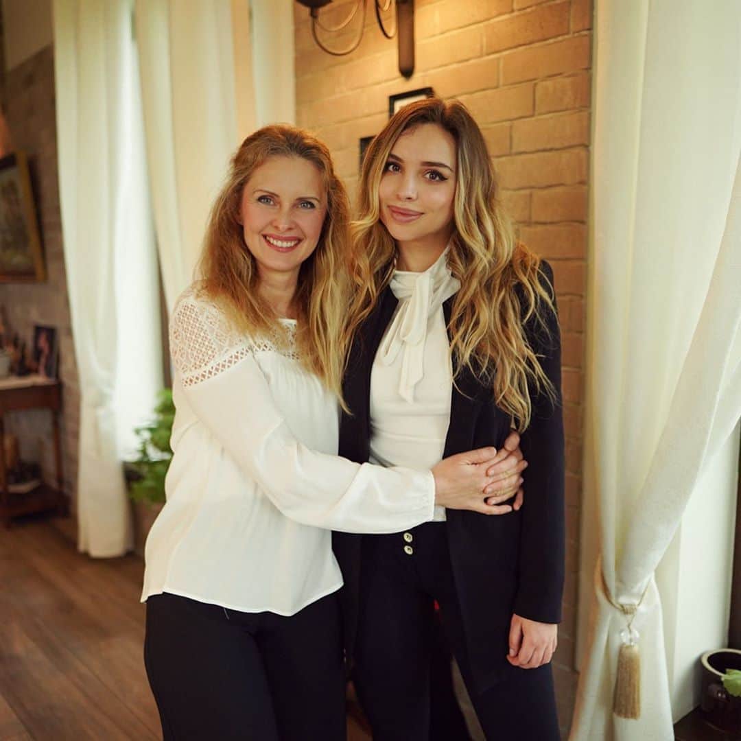 Weronika Bielikさんのインスタグラム写真 - (Weronika BielikInstagram)「I've spent a couple of days in my family home celebrating Mother's Day (it's the 26th of May in Poland). My heart is the fullest ever ♥️🙏 it's a small part of my life I rarely share in social media but the most significant one of my real life.  For many of you I am just a hot chick in a bikini and that's okay - it's a part of my job that allows me to travel the world and earn money. However primarly, I got incredibly loving family which adds an extra quality to my life and I am so thankful to my mom for always keeping us together and bringing so much warmth and love into my life. I hope one day God will bless me with the possibility to create my own home full of laughter, small fights, and loud barks of my golden retriever haha. One day. Sending all the love to all of you ♥️」5月26日 20時20分 - veronicabielik