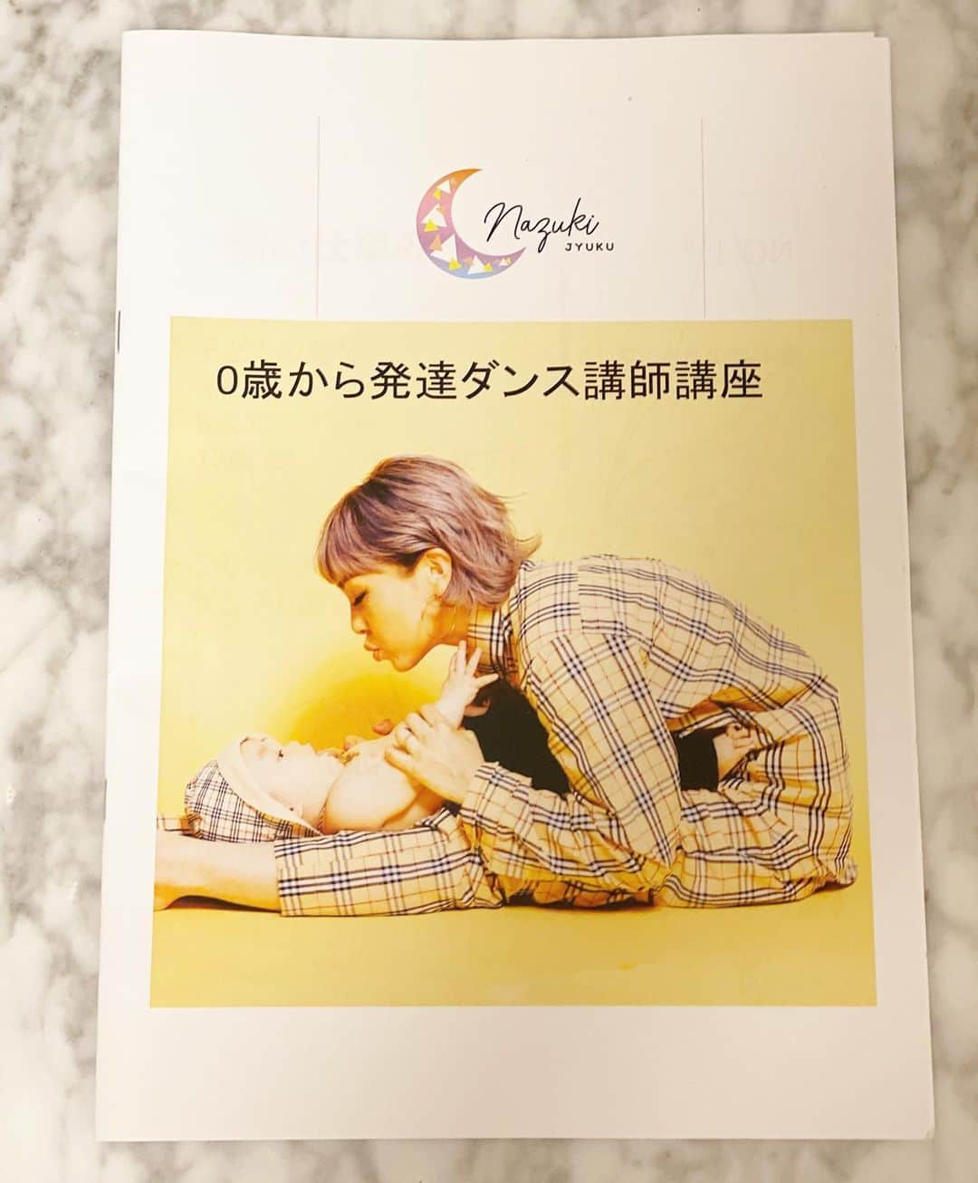 Nazukiのインスタグラム：「✨𝟢歳から発育ダンス講師講座✨﻿ ﻿ ５月からまずはオンライン講座がスタートしました👏🏻﻿ ﻿ 札幌から広島まで東京以外の方が受講してくれてます👍﻿ ﻿ 自身で資格講座を作り、ずっと勉強して練って温めてきたから、テキストが完成した時、ほんと嬉しかった〜😭😭﻿ ﻿ 脳のしくみ﻿ 五感﻿ ダンスで鍛える発育法﻿ 子供がヒステリックにならない﻿ 育児法﻿ ダンスの脳育効果﻿ 女性のホルモンの仕組み﻿ 骨盤﻿ 自己肯定感﻿ メンタルビジョン﻿ マインドフルネス﻿ など…﻿ ﻿ ほんとに伝えたいことたくさん﻿ 詰まってます✨✨✨﻿ ﻿ 毎回3時間講座ですが、ほんとあっという間に時間が過ぎます✨﻿ ﻿ ダンス以外を教えるなんて初めての事でしたが、ほんと楽しくて、教えながらも自分自身も勉強になるし、何よりも、私がやりたい事を発信できて、みんなが一生懸命吸収してるのを見て、自分への自信と繋がり、ステップアップとなり、力となり強みになってます✨﻿ 0歳から発育ダンスが全国に広がり、子供達の成長に発育にダンスが欠かせない存在になったら嬉しいな😭👍 ﻿ 6月からは緊急事態宣言が解除されたので、延期になった会場講座もスタートします‼️﻿ ﻿ 対面講座も楽しみで仕方ない😭﻿ ﻿ 継続は力なり✨✨﻿ ﻿ 頑張って続けていこうと思います❣️﻿ ﻿ 興味ある方、受けてみたい方、﻿ 質問などある方は、﻿ メッセージください😊﻿ ﻿ #0歳から発育ダンス﻿ #dance #baby #kids﻿ #資格講座　#発育　#脳育﻿ #online  #onlinelesson ﻿ #自己肯定感 #マインドフルネス ﻿ #セルフビジョン﻿ ﻿#nazuki塾」