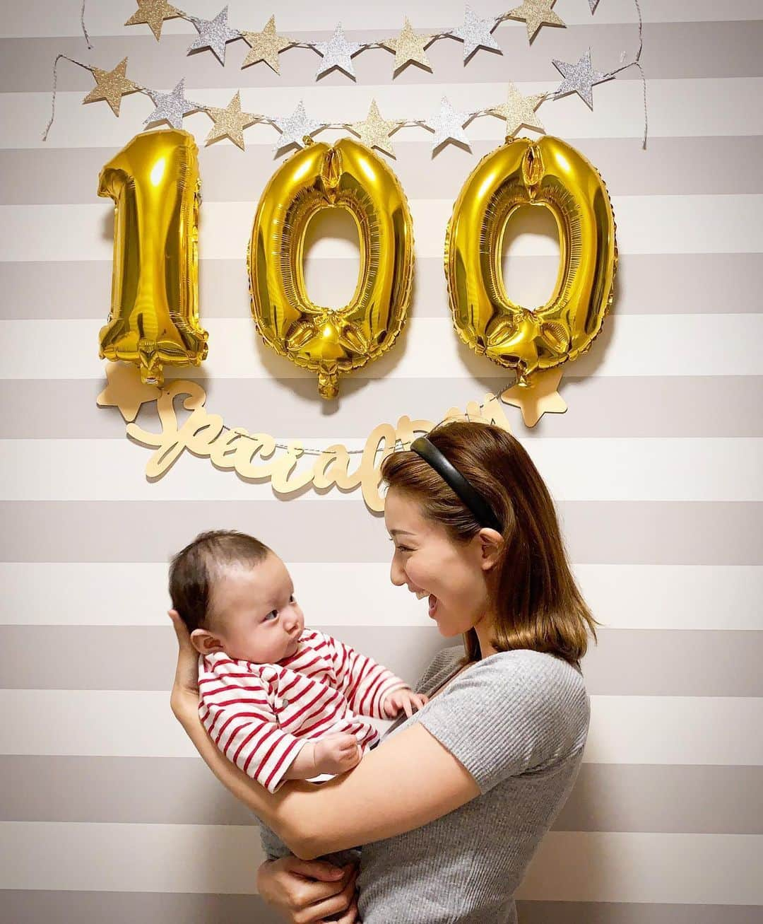 友稀サナさんのインスタグラム写真 - (友稀サナInstagram)「生後100日を迎えました👶💐 . 「赤ちゃんの成長スピードは毎日別人レベル🍼」って小児科の先生に聞きました🤔🍀 . 本当に時間が経つのが早過ぎて息子の成長を見逃さない為に母ちゃんの目は毎日忙しいったらありゃしない🤣💓 . 息子さんや🧸🎈 100日おめでとう🎉 あなたのママになれて幸せです✨🙏💟 我が家に来てくれてありがとう😊 私の宝物🎁💝 . . . #生後3ヶ月#生後100日#男の子ベビー  #男の子ママ#令和2年ベビー  #新米ママ#新米ママと繋がりたい  #100日祝い#生後100日目#100日写真  #親子写真#赤ちゃんのいる生活  #ママリ#ママライフ#息子の成長  #ママさんと繋がりたい  #0歳#0歳児ママ#0歳児  #2月生まれベビー#赤ちゃんとの暮らし  #神童#天使#親バカ部#親バカ部ig_baby  #ベビスタグラム#👶#🍼」5月26日 20時30分 - sana0810yuuki