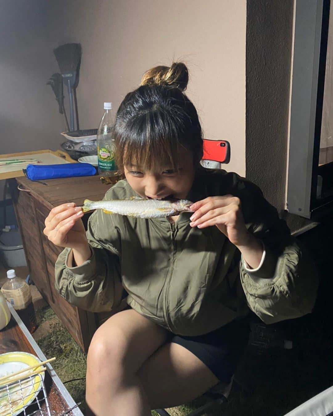 石井美音奈のインスタグラム：「家でプチバーベキュー🍻 かぶりついた瞬間にアユエキスが😂の様子  ごめんよ洋服🙇🏻‍♀️ でも楽しかった😚 #bbq #バーベキュー #プチバーベキュー #鮎 #丸焼き」