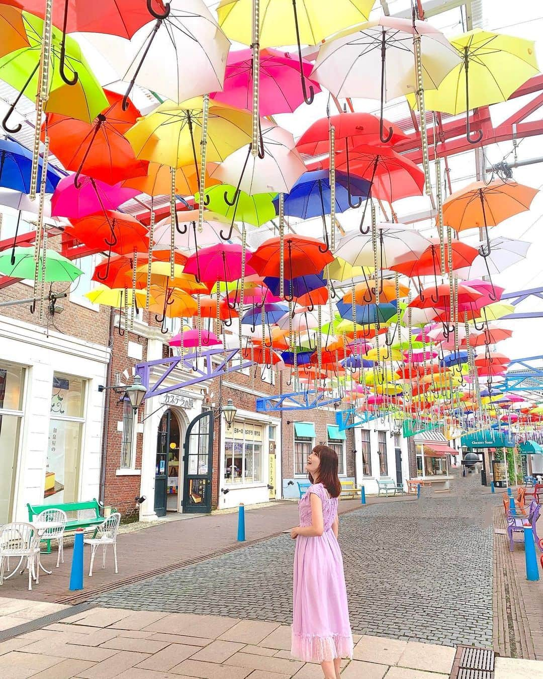 浅井麻里さんのインスタグラム写真 - (浅井麻里Instagram)「☂️✨﻿ ﻿ また旅行できる日を楽しみに…💕﻿ ﻿ 昨日のライブ配信で、﻿ 新潟での撮影の話してたら懐かしくて✨﻿ 国内の旅行写真も振り返り❤️😋﻿ ﻿ ﻿ 写真は、長崎ハウステンボスでの﻿ アンブレラスカイ✨☂️﻿ ﻿ 風でゆらゆら揺れたり、﻿ 暗くなってからはイルミネーションが﻿ 音楽と合わせてキラキラ輝きだして、﻿ とっても幻想的な景色だった💕😍﻿ ﻿ ストーリーのハイライトに﻿ 長崎旅行の動画まとめてるから見てね🎬﻿ ﻿ ﻿ #長崎#ハウステンボス#長崎旅行#アンブレラ#アンブレラスカイ#タビジョ#傘#tabijyo#umbrella#HuisTenBosch#長崎mari」5月26日 20時33分 - mari_asai_625