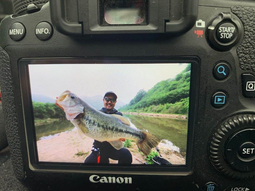 金森隆志さんのインスタグラム写真 - (金森隆志Instagram)「今日は新しく始まる動画連載のロケでした✊⚡️ 訪れたメジャーフィールドは平日とは思えないくらいのアングラーの数で賑わっていましたが…その反面バスは全くもって賑わいとは程遠いレベルにスカスカでしたが…針の穴を通すレベルの小さな突破口を見つけてからは…55アップの3キロオーバー級の筋肉マン太郎ファイナルフラッシュを頭に50アップや40後半を小刻みよくHUNT UP💪⚡️ デカダッヂ・AVI35・2wayが大活躍な釣行でした✊♫ 今回の新しい動画連載ではテクニックの前の一番大切な状況の捉え方や考え方などの皆んなが一番悩むトコロにフォーカスを絞ってカナモの脳内の情報をお届けする感じの番組です👋何を大切に摘みとり何を切り捨てるのか！情報が多過ぎて整理が難しい時代だけに皆さんのアップデートに繋がれば幸いかな？ってスタンスです！ また番組がYouTubeで配信されるタイミングではアナウンスしますので、興味のある方は楽しみにお待ちくださいませ👋」5月26日 20時34分 - kanamori_raidjapan