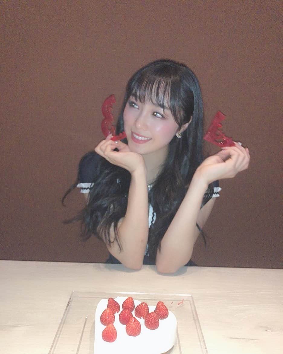 石田安奈のインスタグラム：「もうすぐ24歳だ🥺❤️ あっという間だなぁ。 この写真は去年の誕生日だけどなんか少しギャル😂😂😂 24歳は今以上に感謝する。 コロナの影響で色々感じました😊 生きて暮らしている今に感謝する。 当たり前と思ってた事もそうではないという事。  感謝の気持ちに勝てるものはないと思ってる。 そして行動ですね🥰  #誕生日　#24歳　#23歳　#birthday #happybirthday birthday」
