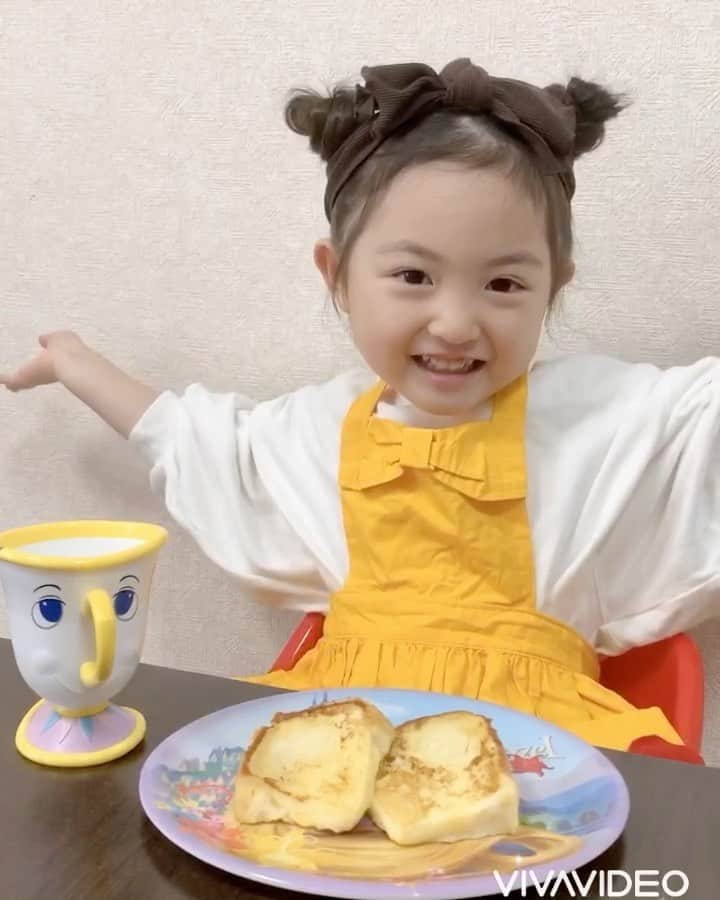 satomiのインスタグラム：「🍞🍳 . . わたしの生理痛がひどかった日の朝、 りいながお手伝いしてあげる！ と薬とお水を持ってきてくれました👏🏻🥺 . フレンチトースト作ってあげるからね！ と言って パンを切るのと焼くの以外 全部やってくれました☺️💓 . 成長したな〜🤎🤎🤎しみじみ . . . #4歳 #4歳8ヶ月 #56ヶ月  #インスタキッズ #ベビフル #ママリ#コドモノ #コズレ #ママトコ #stayhome #ステイホーム #ステイホームがんばろう #bell #ベル #ベルエプロン #プリンセスエプロン #ドレスエプロン」