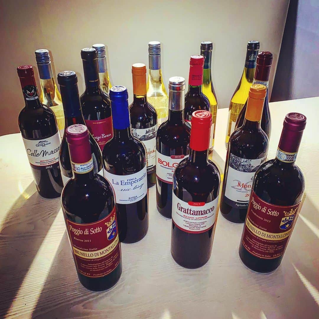 DINDINのインスタグラム：「와인 농사 2차전 끝🍷🥂💕❤️💕 #진짜끝 #연락주세요 #이제집에서마셔요 #안나갑니다 #안녕 #👋🏻 #1번손님 @hyundolee_ #2번손님 @bangstergram #3번손님 #1박2일 #예약받아요 #🤙🏻」