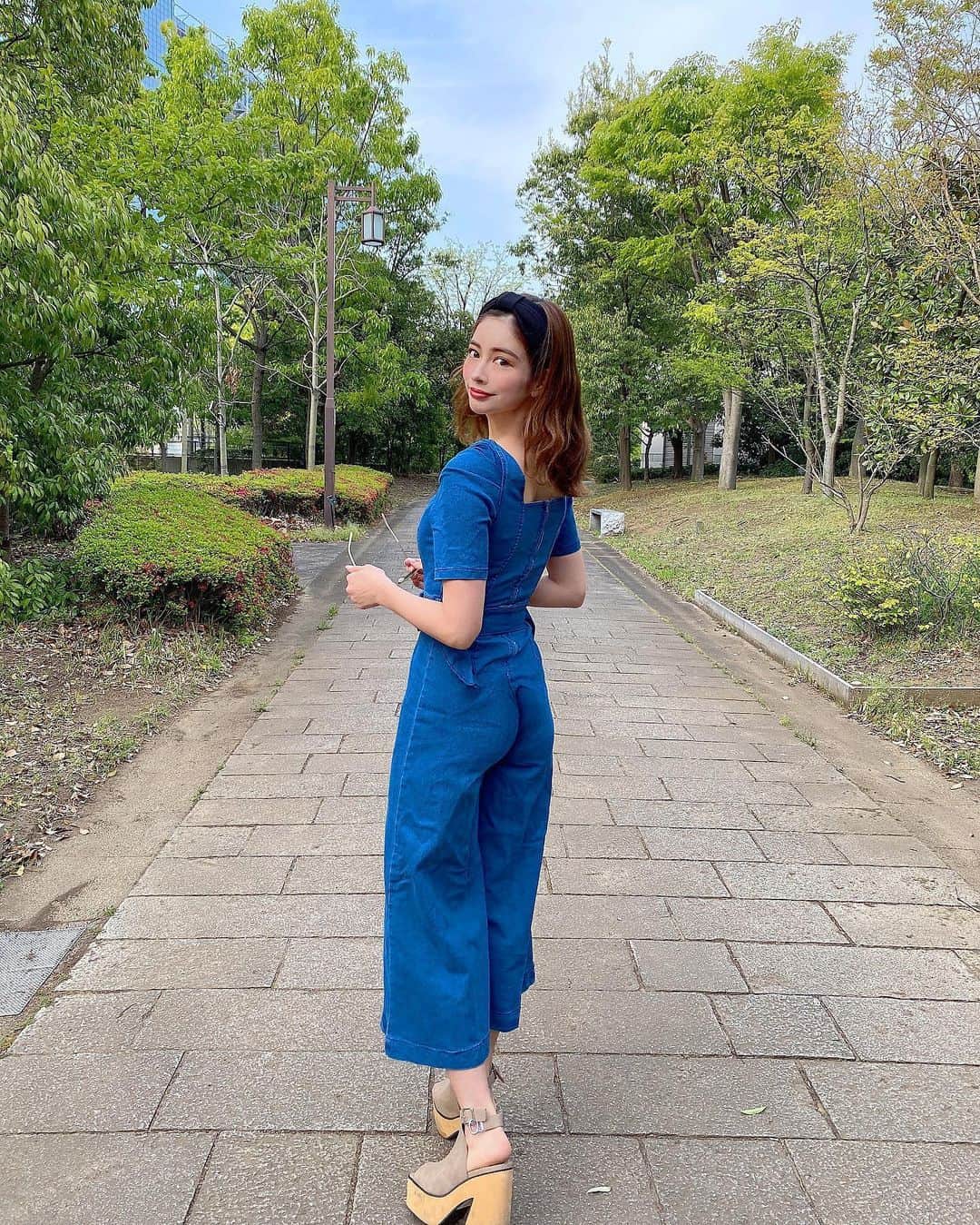 のインスタグラム：「みんながブルー似合うって 言ってくれて嬉しかった💙 やっと外でたくさんお洒落できる💙 ・ ・ ・ ・ ・ ・ ・ ・ ・ ・ ・ ・ ・ 夏におすすめの服→ @spicaglow 💙 1000円引きのクーポンコード→fsg11 だよ♡ ・ #spicaglow#spicaglowstyle#撮影#アパレル#ガーリー#コロナに負けるな#おうち時間#おうちごはん#おうち#サンダル#デニム#オールインワン#夏#夏服#ターバン#リゾート#旅行#メイク#スタイル#インスタ映え#カメラ女子#写真#巻き髪#ヘアスタイル#ヘアアレンジ#allinone#setup#onepiece#sandal#水着」