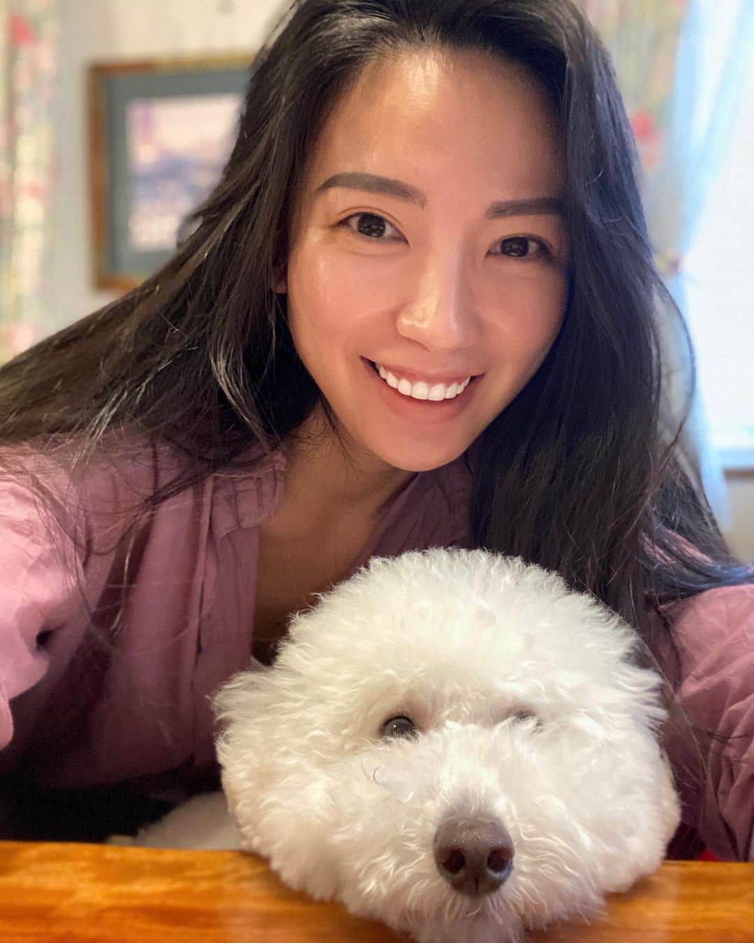 吉田愛璃のインスタグラム：「. . teddyと実家にきた☺︎ . 最近加工アプリの顔が不気味に感じて インカメポートレートにハマってるけど流石にアラがすげい🙃 弟に見せたら「しょうがねーよ30じゃん」て冷静に言われましたわw （まだ29だし...）くっやしー。 . シミはまだ無いけど目の小ジワとかほうれい線めっちゃ気になるなぁ... 最近じゃエステも気楽に行けないしホームケア用に美顔器買おう🔥とポチっとした今日でした🤫 . .  #いぬのいる暮らし #加工にたよらず頑張りたいのよ私だって　#眉毛だけメイク　#ノーファンデ　#肌の調子は良い #小ジワバスターズ #美顔器 #日によって左目の二重の幅違うのなんで」