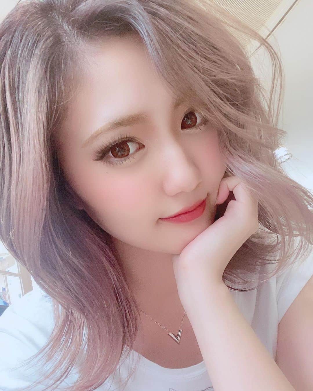 守田美咲のインスタグラム：「KR2Sさんで3ヶ月ぶりの美容室に行ってきたよ🥺💓 今回はお任せで🌟🌟🌟 トリートメントもして貰って、髪の毛が綺麗になって幸せ🎀  いつもありがとうございます🥰  #kr2s #ヘアカラー #トリートメント #バイヤレージュ #グラデーションカラー #ワンカラー #美容院」