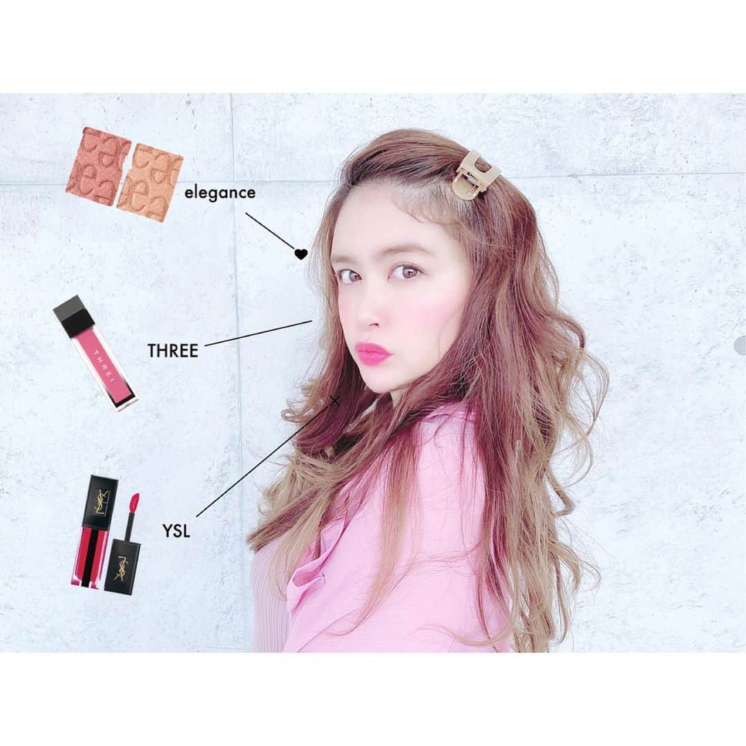 津久江麻由のインスタグラム：「. . ピンクメイクの詳細✌🏻💞 大人っぽいピンクメイクだよ☺️ . . ■アイシャドウ elegance アルモニーアイズ　05 ピンクすぎないピンクブラウンという感じの アイシャドウ💕 アイシャドウを真っピンクにすると、 若さが出てしまうので大人ピンクにするには、 少し落ち着いたピンクブラウンを選ぶ🎗 もちろん真っピンクも可愛いけど☺️ つけ心地は、しっとりしてるから 人塗りで綺麗につくよ、 . . ■チーク THREE エピックミニダッシュ 04 LOVE REACTION アイシャドウを落ち着いた色味にしたので、 頬はフレッシュな感じで☺️ baby pinkな色味なので、 顔色もワントーン明るく見せてくれるよ💕 頬骨に沿って入れると大人な顔つきにしてくれる☺️ . . ■リップ YSL ルージュピュールクチュールヴェルニウォーターステイン 602 もうこれは今1番私が使ってる口紅🔥🙏💞 赤みの強いピンクで、色黒な私でも 肌全体を明るくしてくれる逸品✌🏻💞 しかも食べても飲んでも、 全然色落ちしないのでデートとかに最適！ 今回は602を使ったけど、 このシリーズは本当落ちないので 使ってみて☺️✌🏻💕 . . 今回は久々のピンクメイクに挑戦したのですが、 やっぱり私は、ピンクが好き！💞 . . . #エレガンス #THREE #スリー #ysl #ピンクメイク #カラーメイク #eyemake #メイクアップ #毎日コーデ #お気に入りコスメ #コスメ大好き #メイク好き #デパコス #コスメ紹介 #今日のメイク  #今日のコスメ #プチプラコスメ #おすすめコスメ #コスメ購入品 #コスメ好き #メイク好き #今日のコーデ #今日のコーディネート #本日のコーデ  #プチプラコーデ #ぷちぷらコーデ #GU #ジユジョ #ジユパト」