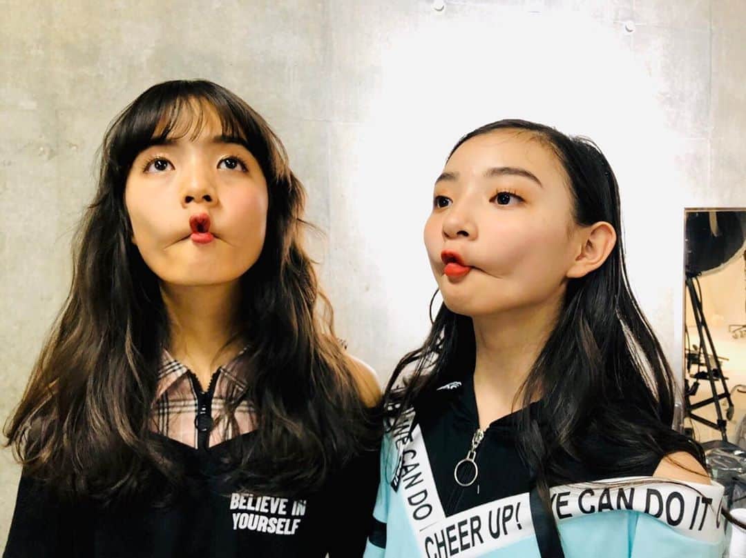 ニコ☆プチのインスタグラム：「ぴよぴよ🐣🐤🐥笑 . . . #小顔効果によさそう🤫笑　 #たまにはおふざけショットも🤪📸 #本多萌愛  #美月」