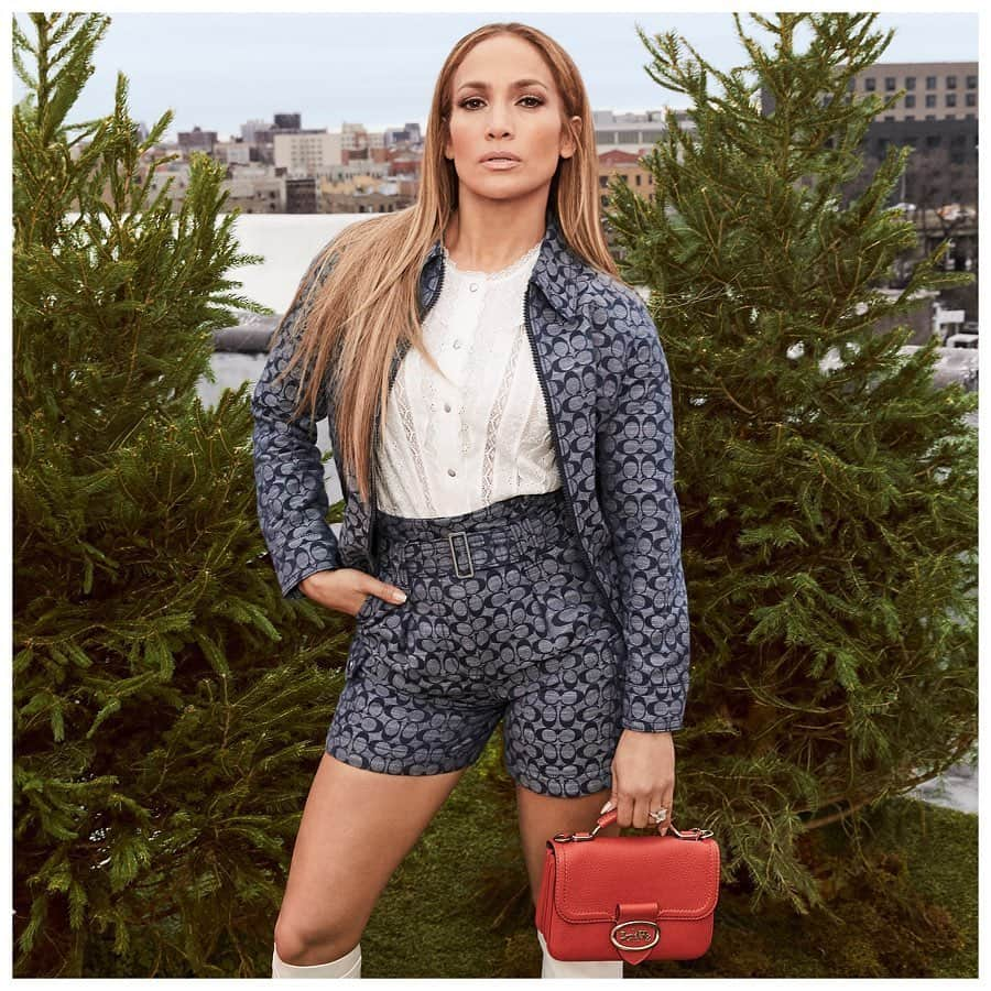 コーチさんのインスタグラム写真 - (コーチInstagram)「Inspires: compliments and confidence. (#JLo knows). Our Signature is all new in Chambray. Swipe right for more newness. #JenniferLopez #JLo #CoachxJLo #CoachNY」5月26日 20時50分 - coach