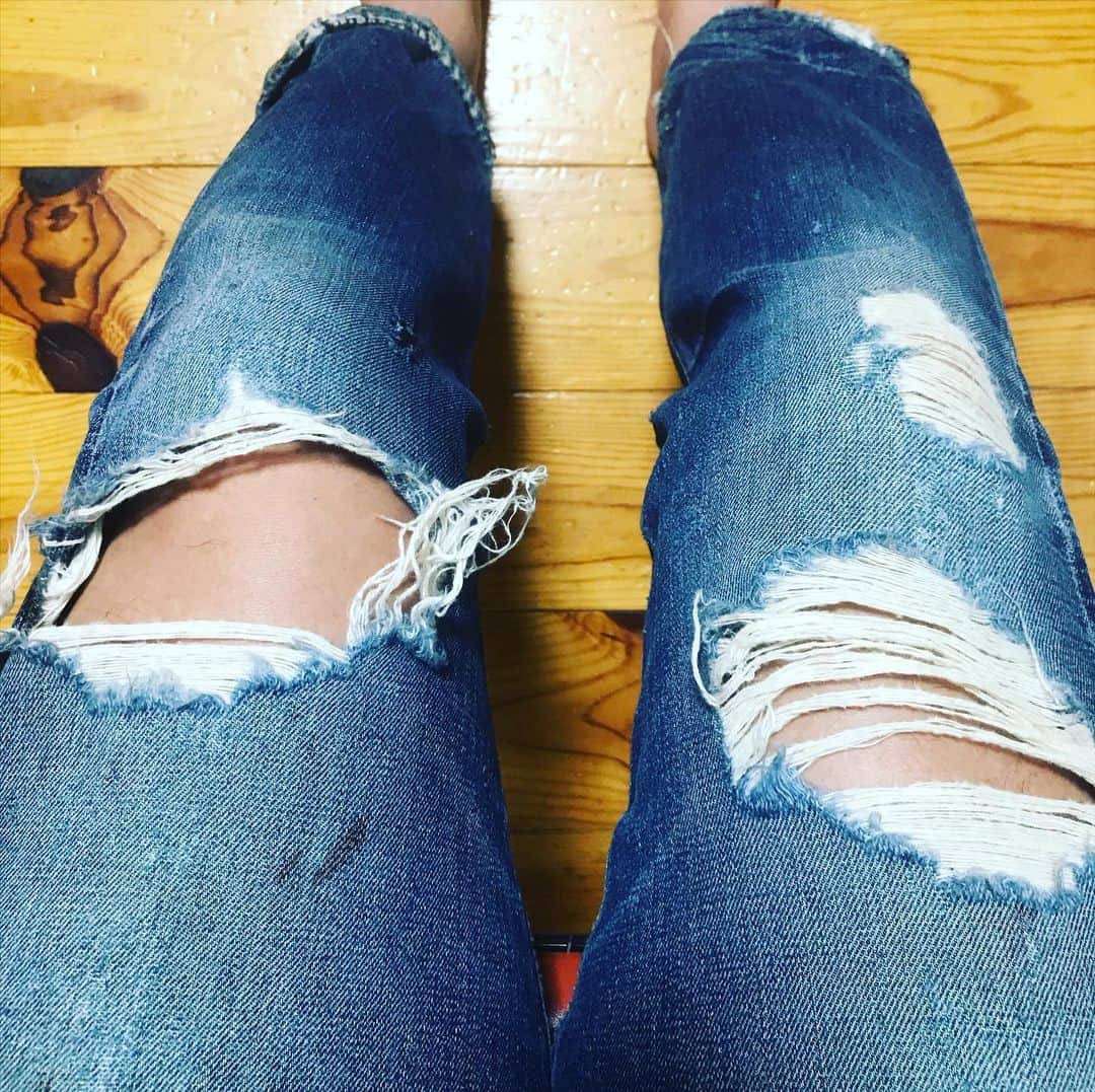 宇野薫のインスタグラム：「今日は破けたジーパン👖 履いてました。  #levis #levis501 #levis501bige」