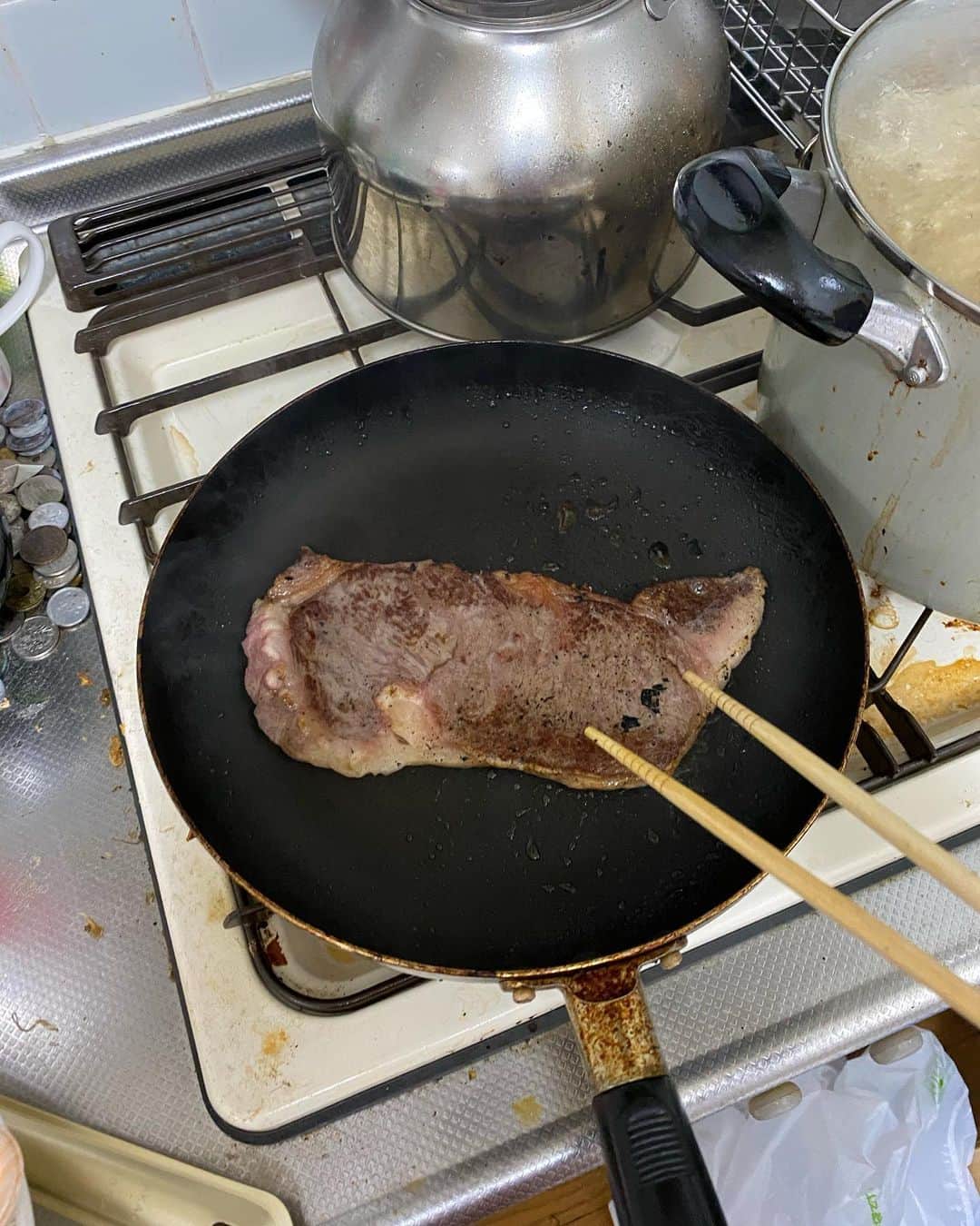 クロちゃんさんのインスタグラム写真 - (クロちゃんInstagram)「アドバイザー解任じゃなくてとりあえず、ホッと一息ついたので、夜ご飯作るしんよー！ すじ肉見つけられなかったから、ステーキ肉買ったしん！」5月26日 20時50分 - kurochandesuwawa