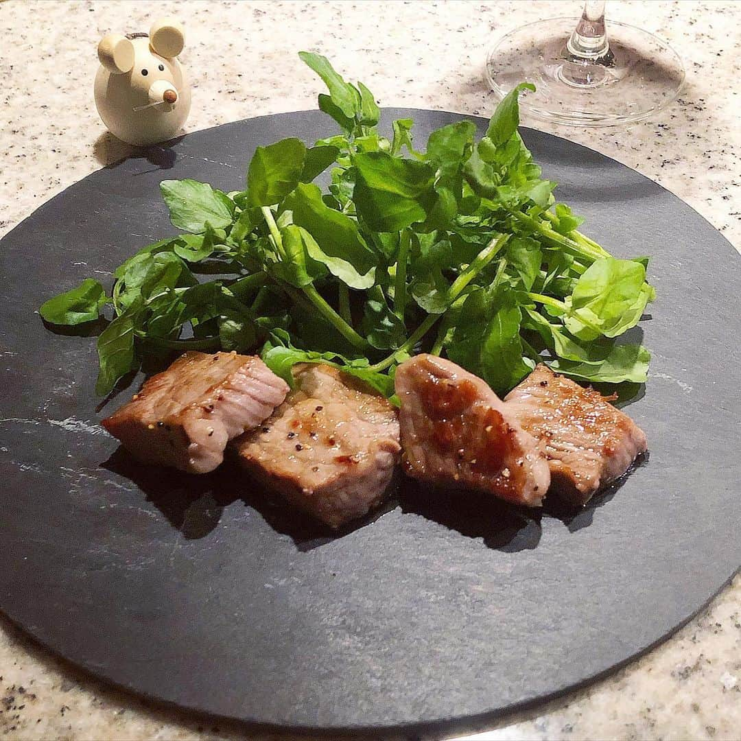 榊山敬代さんのインスタグラム写真 - (榊山敬代Instagram)「🌿🥩🌿… ・ 今週のはじまりは ジューとスタミナ ステーキ少しの巻  やっぱりお肉はパワーいただく かんじでありがたくいただく時  最近ではドレッシングというものを 全く使わないしオイルドレッシング も作らなくなって特にお肉のときは  野菜を食べるためのお肉と題して  野菜が主人公になるように お肉を少し添えるのが好み  さてきょうは煮詰まっていた ビジョンに少し青空がみえて  明日はもう少しカタチになるかなぁと 慎重に進行しているかたわらに大丈夫 かなと世の中の常識も探りながら進行  絵もそうだし何事にもあてはまるけど なんとなく始めるとつづかないもので なんとなくの存在感で止まってしまう  できることならば  まっすぐと正直な志が 未来まで繋がるように  在り方を定めてゆけたらと あらためておもうのでした  今日はいろいろ調べてゆくうちに  スピードは価値であるという キーワードもすきなかんじで  時代に合わせたスピードを感じるこの頃 マイペースすぎても時代に合わないとき  優先順位を常に考えて きもちで行動したいな ・ ・ #人生一度きり #挑戦しよう ・ ・ #おうち時間 たのしもう週間 #おうち大好き もともと #stayhome でした🙄🏠… ・ ・ ・ ・ #夕食 #夜食 #dinner #おうちごはん  #おつまみ #スタミナ回復 #food #steak #リブロース　#ribroast #お肉大好き #meat  #お肉 #牛肉 #beef #vegetable #cresson #クレソン #brut #栄養補給#artist #kitchen #cooking #日本画家 の #お料理こんなもん」5月26日 20時52分 - sakakiyamatakayo