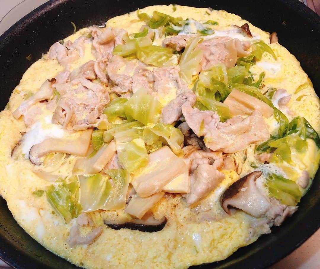 中恵光城のインスタグラム：「豚肉とキャベツのふわふわ卵とじ🥚  いい感じにたまごがふわっとしたー！ 優しい味✨  #dinner #たまごとじ #今日の晩御飯」