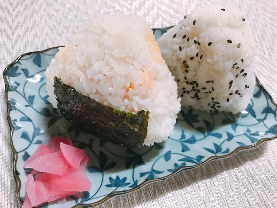 ときさんのインスタグラム写真 - (ときInstagram)「#居酒屋とき 本日はおにぎりを作ってみました🍙  海苔の中身は食べるおかずラー油、胡麻の中身はごはんですよ〜にしてみました😘  今日は練習もあったので、練習前に食べて元気に頑張りました💪🤣💛 ・ ・ ・ #本日のメニュー #居酒屋メニュー #お家居酒屋 #おにぎり #ライスボール #不器用なりに頑張った」5月26日 21時03分 - toki_ringomusume