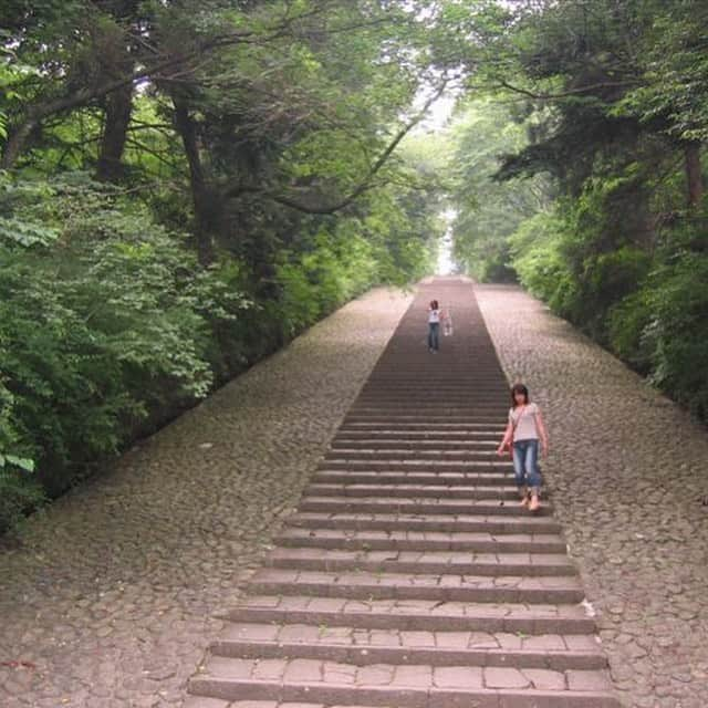 鮫島彩のインスタグラム：「・ ・ 常盤木の思い出☺️ ・ ・ 頂上が見えないお寺の階段を、ひたすら往復する鬼走りメニュー🏃‍♀️💨 ・ ・ ダッシュがダッシュにならない程の長い坂道ダッシュ🏃‍♀️💨 ・ ・ 私の制服姿なかなかイケてるじゃん！ってよく見たらアユとマイだった。笑 私はもっとイモだったな🙄 なんで私が2人の写真を持ってるんだろう。笑 ・ ・ #データ整理 #懐かしの写真たち #思い出シリーズ」