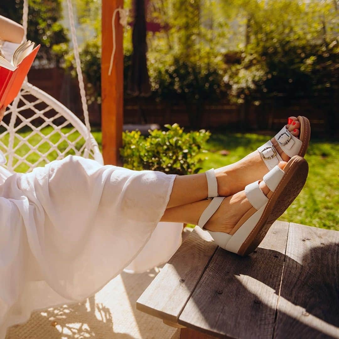 のインスタグラム：「Relax, backyard style.」