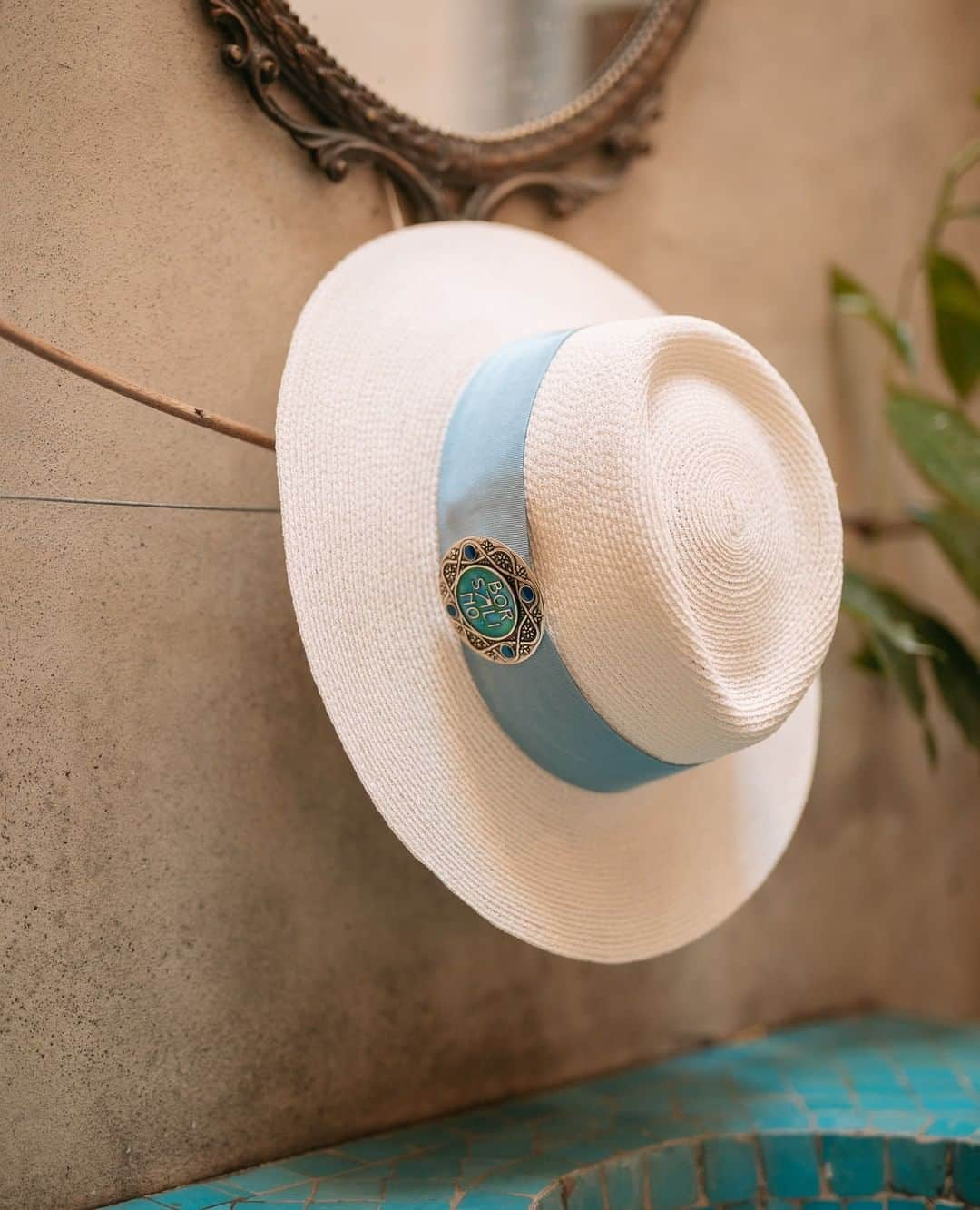 ボルサリーノさんのインスタグラム写真 - (ボルサリーノInstagram)「We all deserve a medal (especially for style.) All eyes are on this elegant white #SS20 handwoven hemp wide-brim model starring an Arts and Crafts Movement inspired medal broach with a special #Borsalino archive logo. ⁠ Discover the complete collection www.borsalino.com ⁠ ⁠ #BorsalinoWorld #BorsalinoSS20 #BorsalinoHat #Borsalinostories #iconicstyle #widebrimhat #hatoftheday #strawhat #Summerstyleessentials #styleoftheday #summeraccesories」5月26日 21時01分 - borsalino_world