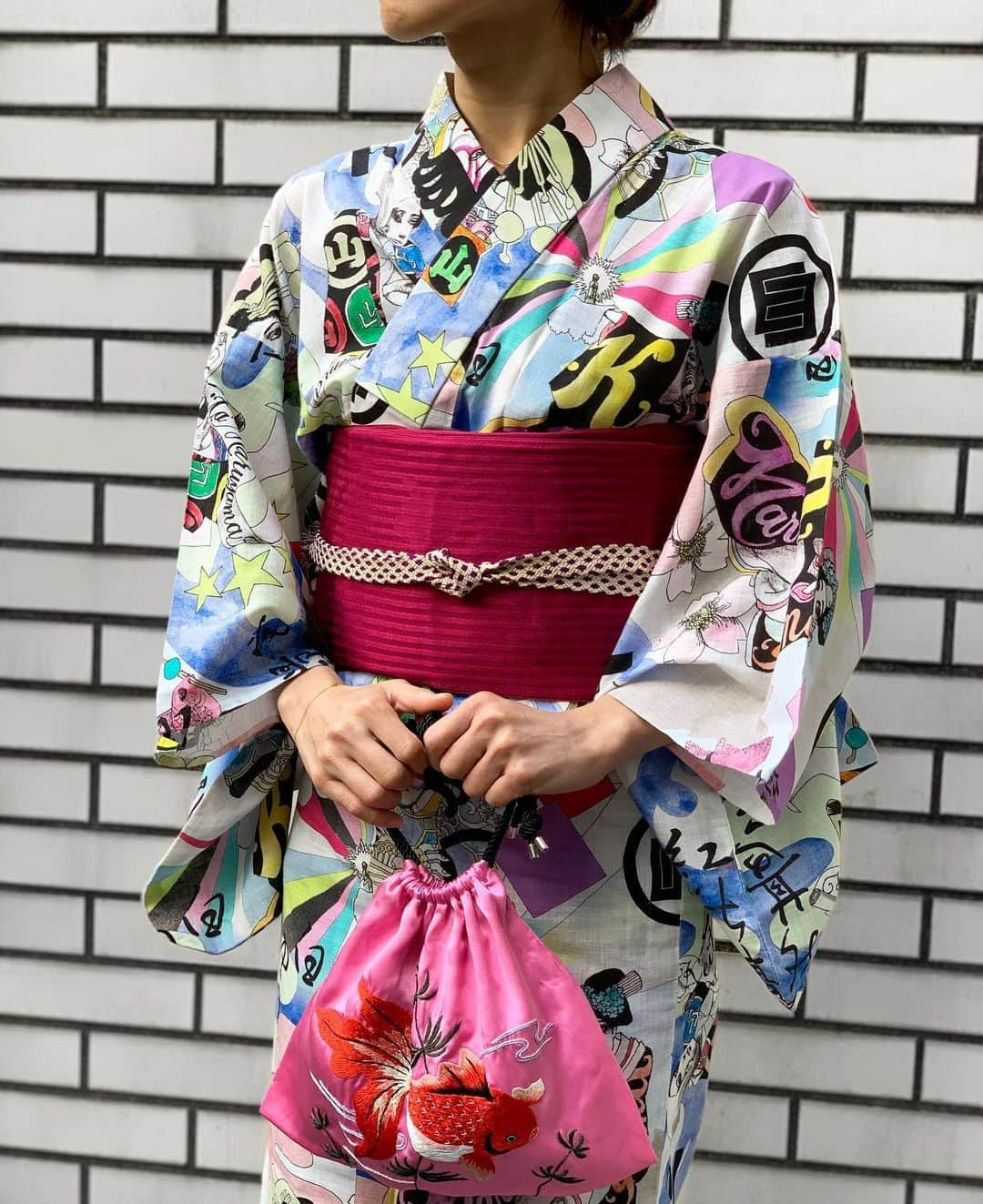 丸山敬太さんのインスタグラム写真 - (丸山敬太Instagram)「﻿ ﻿ —NEWS— ﻿ 〈KEITA MARUYAMA YUKATA〉﻿ ﻿ KEITA MARUYAMAオンラインストアにて﻿ 浴衣販売START！﻿ ﻿ 日本を代表するイラストレーター・宇野亜喜良氏と﻿ コラボレーションした2017年春夏コレクションのテキスタイル。﻿ 歌舞伎を描写された人物とカラフルな配色が幻想的。﻿ ﻿ シルク素材のオリエンタルムード漂う優雅な金魚の刺繍巾着もコーディネートにぴったりです。﻿ ﻿ ﻿ ✔︎KABUKIレディース浴衣﻿ ¥43,000+tax﻿ (multi)﻿ ﻿ ✔︎金魚刺繍 巾着﻿ ¥25,000+tax﻿ (pink)﻿ ﻿ (帯は参考商品となります)﻿ ﻿ 詳細はオンラインストアにてご覧下さいませ。﻿ 🛒https://store-keitamaruyama.com/pc/﻿ ➡︎ @keitamaruyama_official ﻿ ﻿ #keitamaruyama﻿ #stayhome ﻿ #おうち時間﻿ #浴衣﻿ #宇野亜喜良﻿ #うちわ﻿ #下駄﻿ #巾着﻿ #summer﻿ #coordinate」5月26日 21時08分 - keitamaruyama_official