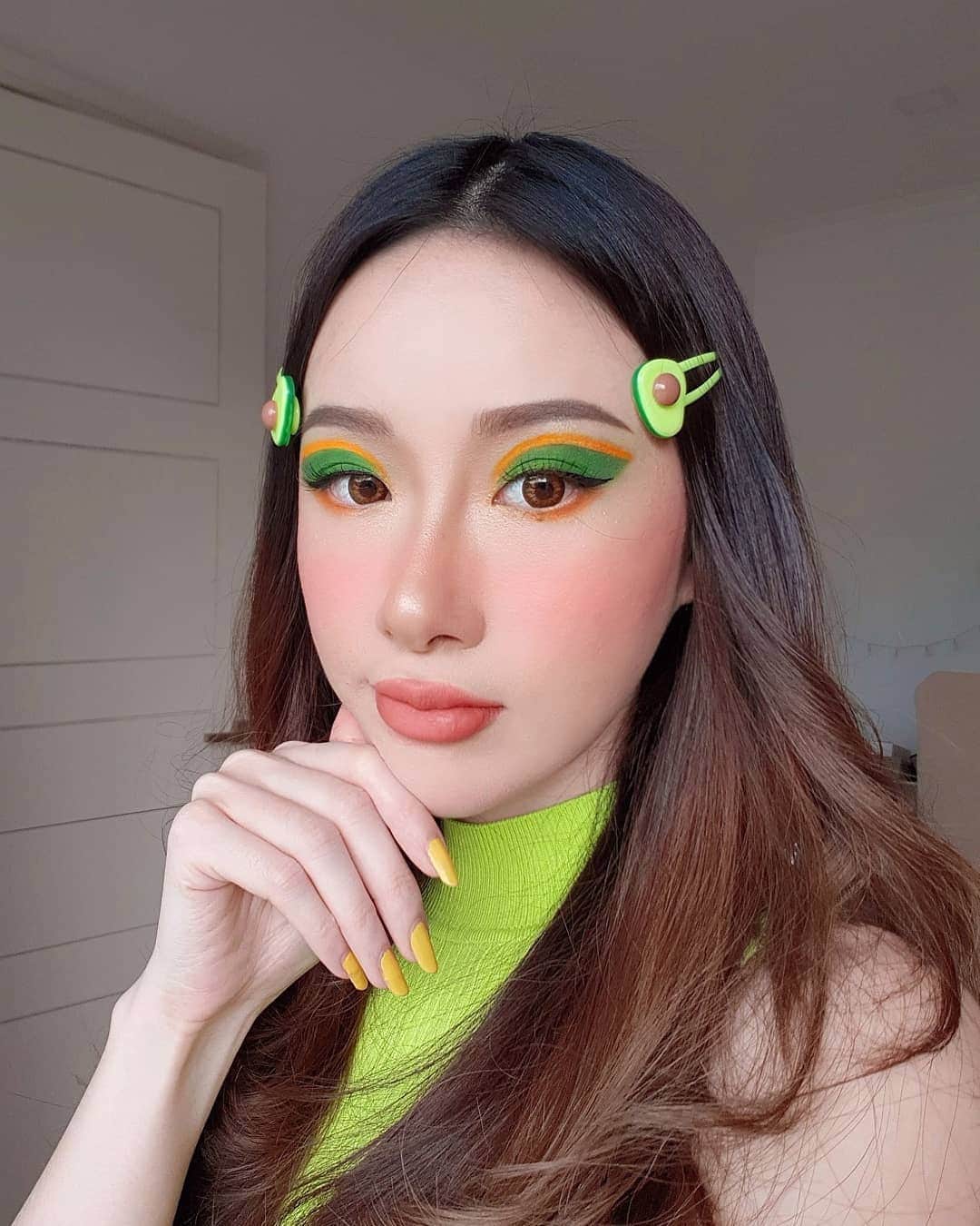 エリッサ・ヤマダのインスタグラム：「green with e̶n̶v̶y̶ avocados 🥑💚 _ @guele.id eyebrow pencil in 'savo brown' . @saintbysandra lip love in 'a lot like love' . @morphebrushes x @jamescharles eyeshadow palette (via @beautyhaulindo. btw i saturated the colors a bit 🙂)」