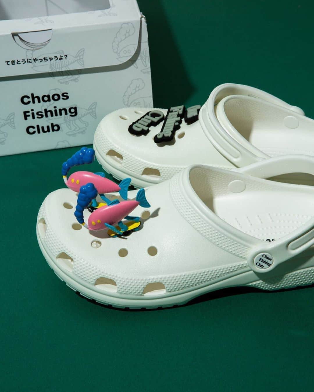 ビームスさんのインスタグラム写真 - (ビームスInstagram)「Chaos Fishing Club x Crocs Classic Clog 5/30 Sat. release  フットウェアブランド＜Crocs＞と釣りとスケートをこよなく愛する＜Chaos Fishing Club＞とのコラボレーション。 暗闇で光るグローインザダークの仕様に加え＜Chaos Fishing Club＞のアイコニックなキャラクターである「お魚くん」の初の3D化やオリジナルデザインのシューズボックスなどスペシャルな仕上がりとなっております。  同コラボレーションを記念し＜Chaos Fishing Club＞とのBEAMS T別注アイテムも5/30(土)よりBEAMS公式オンラインショップ及びBEAMS T展開店舗にて発売します。  @chaos_fishing_club @crocsjp @beams_t  #chaosfishingclub #crocs #beamst #ビームスT #beams #ビームス」5月26日 21時10分 - beams_official