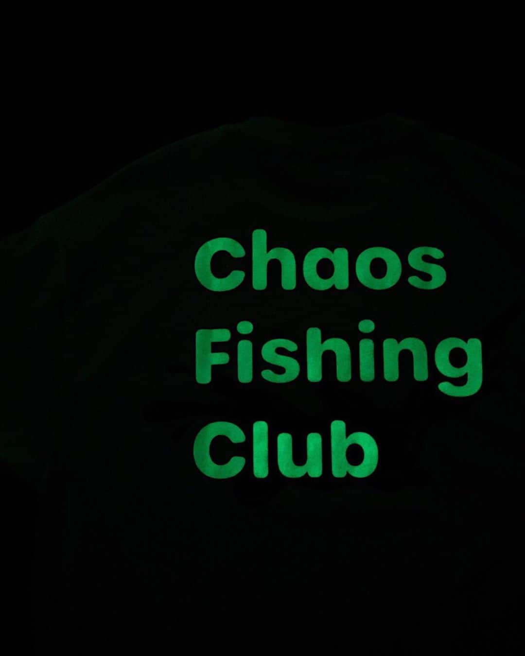 ビームスさんのインスタグラム写真 - (ビームスInstagram)「Chaos Fishing Club × BEAMS T 5/30 Sat. release  フットウェアブランド＜Crocs＞と釣りとスケートをこよなく愛する＜Chaos Fishing Club＞とのコラボレーション。 暗闇で光るグローインザダークの仕様に加え＜Chaos Fishing Club＞のアイコニックなキャラクターである「お魚くん」の初の3D化やオリジナルデザインのシューズボックスなどスペシャルな仕上がりとなっております。  同コラボレーションを記念し＜Chaos Fishing Club＞とのBEAMS T別注アイテムも5/30(土)よりBEAMS公式オンラインショップ及びBEAMS T展開店舗にて発売します。  @chaos_fishing_club @crocsjp @beams_t  #chaosfishingclub #crocs #beamst #ビームスT #beams #ビームス」5月26日 21時10分 - beams_official