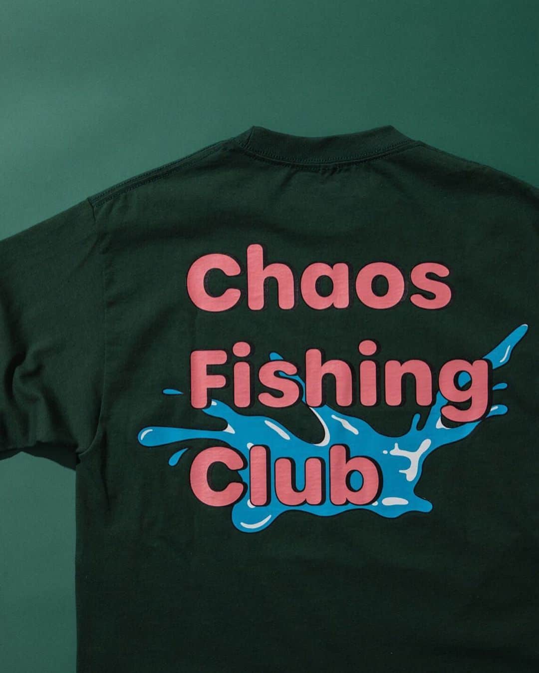 ビームスさんのインスタグラム写真 - (ビームスInstagram)「Chaos Fishing Club × BEAMS T 5/30 Sat. release  フットウェアブランド＜Crocs＞と釣りとスケートをこよなく愛する＜Chaos Fishing Club＞とのコラボレーション。 暗闇で光るグローインザダークの仕様に加え＜Chaos Fishing Club＞のアイコニックなキャラクターである「お魚くん」の初の3D化やオリジナルデザインのシューズボックスなどスペシャルな仕上がりとなっております。  同コラボレーションを記念し＜Chaos Fishing Club＞とのBEAMS T別注アイテムも5/30(土)よりBEAMS公式オンラインショップ及びBEAMS T展開店舗にて発売します。  @chaos_fishing_club @crocsjp @beams_t  #chaosfishingclub #crocs #beamst #ビームスT #beams #ビームス」5月26日 21時10分 - beams_official