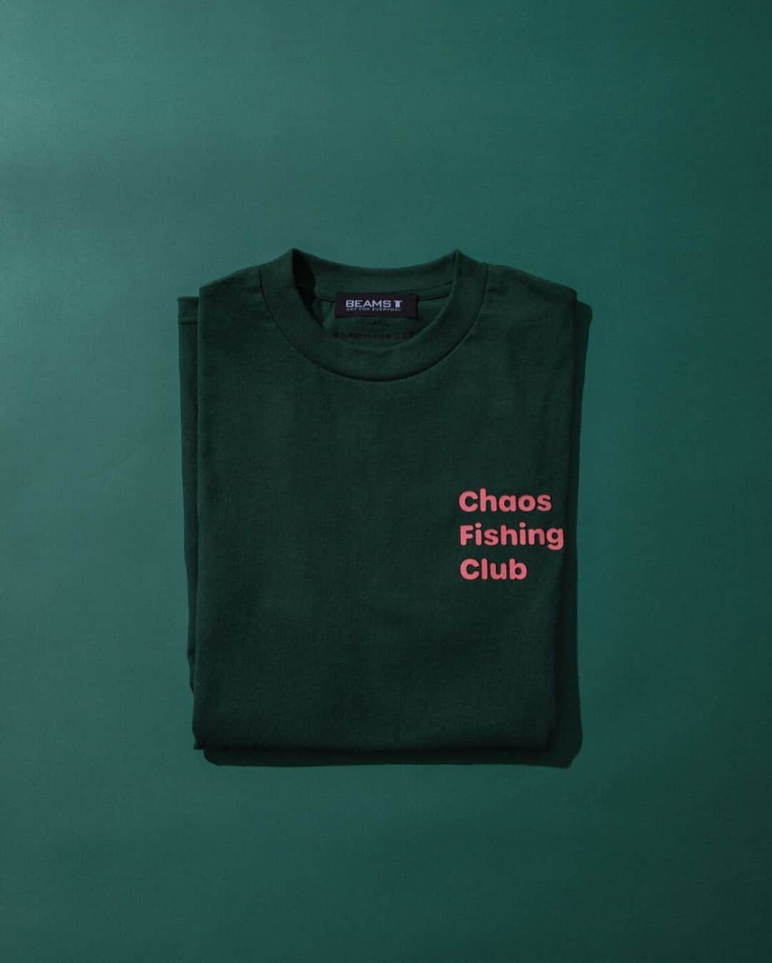 ビームスさんのインスタグラム写真 - (ビームスInstagram)「Chaos Fishing Club × BEAMS T 5/30 Sat. release  フットウェアブランド＜Crocs＞と釣りとスケートをこよなく愛する＜Chaos Fishing Club＞とのコラボレーション。 暗闇で光るグローインザダークの仕様に加え＜Chaos Fishing Club＞のアイコニックなキャラクターである「お魚くん」の初の3D化やオリジナルデザインのシューズボックスなどスペシャルな仕上がりとなっております。  同コラボレーションを記念し＜Chaos Fishing Club＞とのBEAMS T別注アイテムも5/30(土)よりBEAMS公式オンラインショップ及びBEAMS T展開店舗にて発売します。  @chaos_fishing_club @crocsjp @beams_t  #chaosfishingclub #crocs #beamst #ビームスT #beams #ビームス」5月26日 21時10分 - beams_official