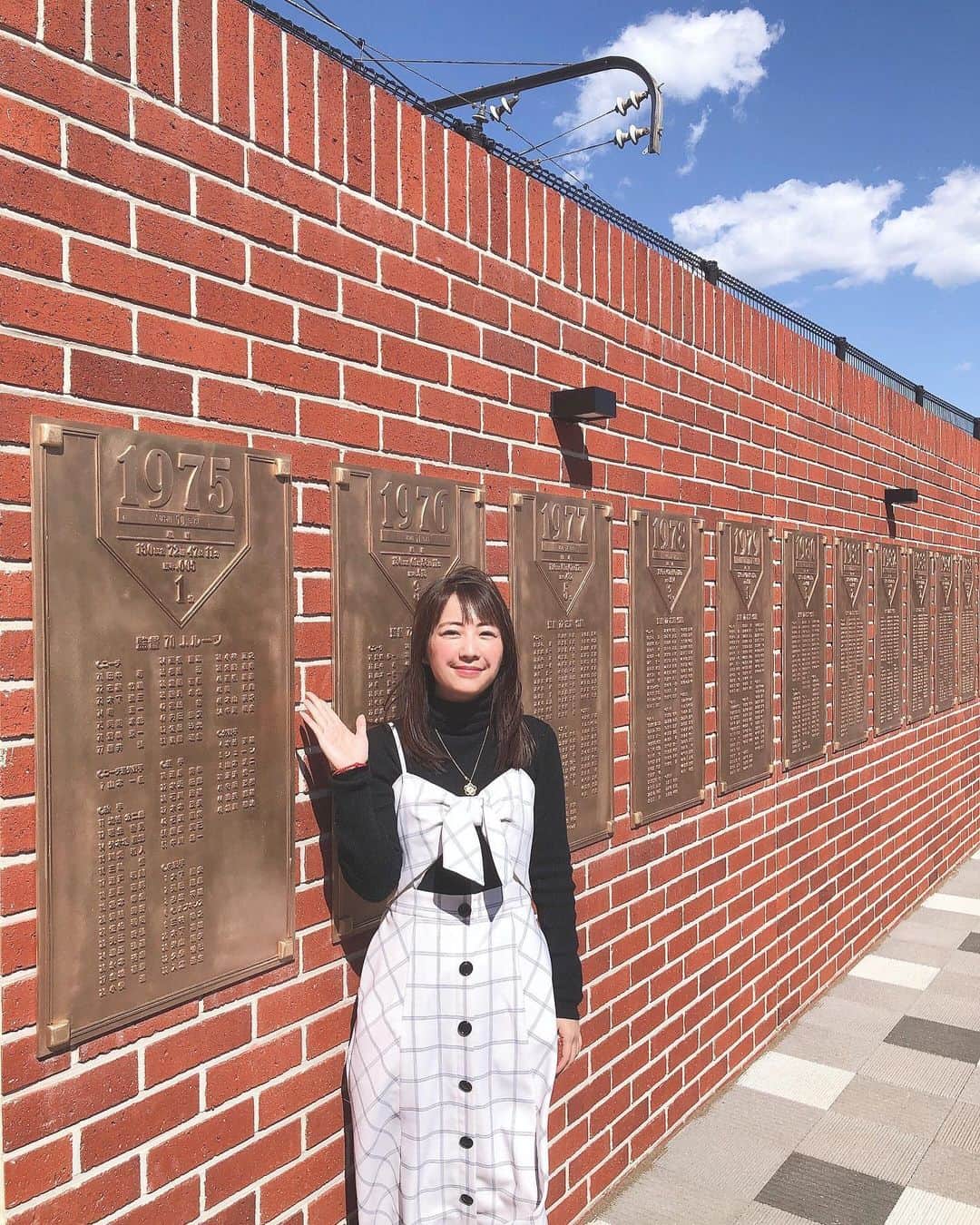 うえむらちかのインスタグラム：「NPBは5月25日に臨時の12球団代表者会議を開き、プロ野球の開幕日が6月19日に決定したことを発表しました🎉﻿ ﻿ 暫くは無観客だと思いますが﻿ 一歩進みましたね🚶‍♀️﻿ ﻿ ファンも足並みを揃えて﻿ 感染拡大しないように球団と協力して﻿ 応援していきましょう🤝﻿ ﻿ ﻿ 日本シリーズは11月21日に﻿ 開幕するみたいですね📝﻿ ﻿ ﻿ #プロ野球 #開幕決定﻿ #無観客試合 #カープ #carp﻿ #モニュメントスクエア﻿ #マツダスタジアム﻿ #インスタ野球女子﻿ #カープ女子」