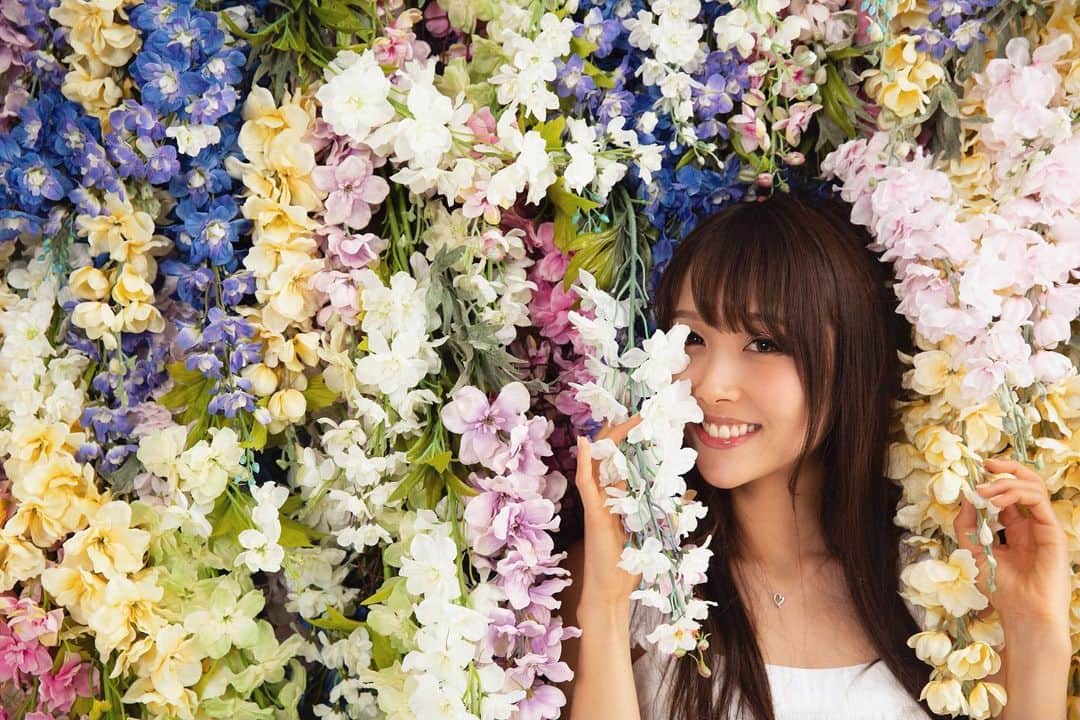 小池ジョアンナのインスタグラム：「明日、YouTubeにカバーソングUPします💐どうぞお楽しみに🥰 #flower #flowers #withflowers」