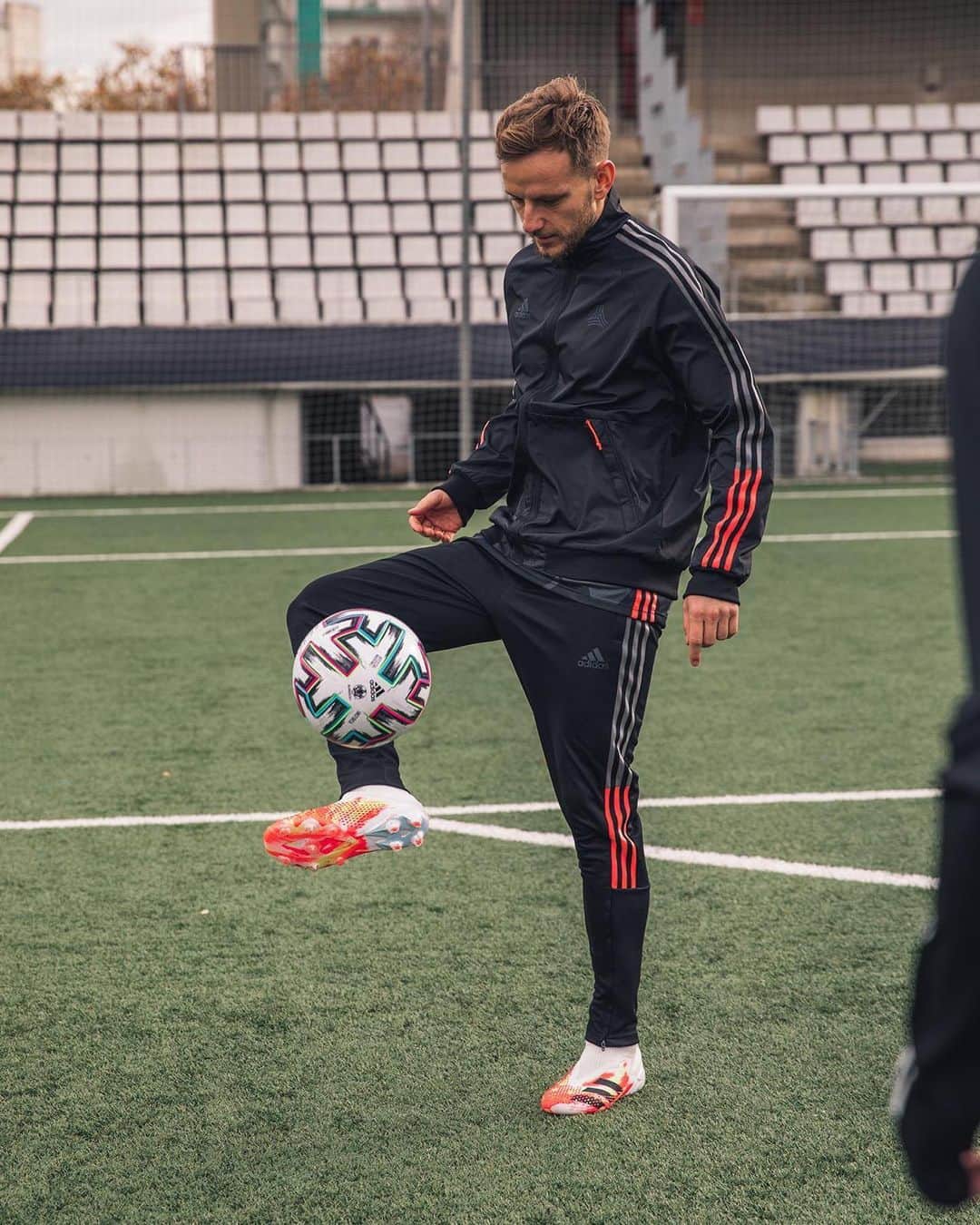 イヴァン・ラキティッチのインスタグラム：「Amazing new #Predator color! 🔥 @adidasfootball」