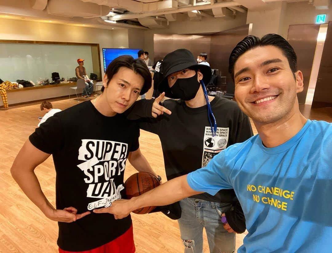 チェ・シウォン（SUPER JUNIOR）さんのインスタグラム写真 - (チェ・シウォン（SUPER JUNIOR）Instagram)「What is your challenge today?  저희는 여러분들에게 멋진 공연을 보여줄 준비하는 것이었습니다. Mission Completed! @eunhyukee44 @leedonghae @superjunior」5月26日 21時21分 - siwonchoi