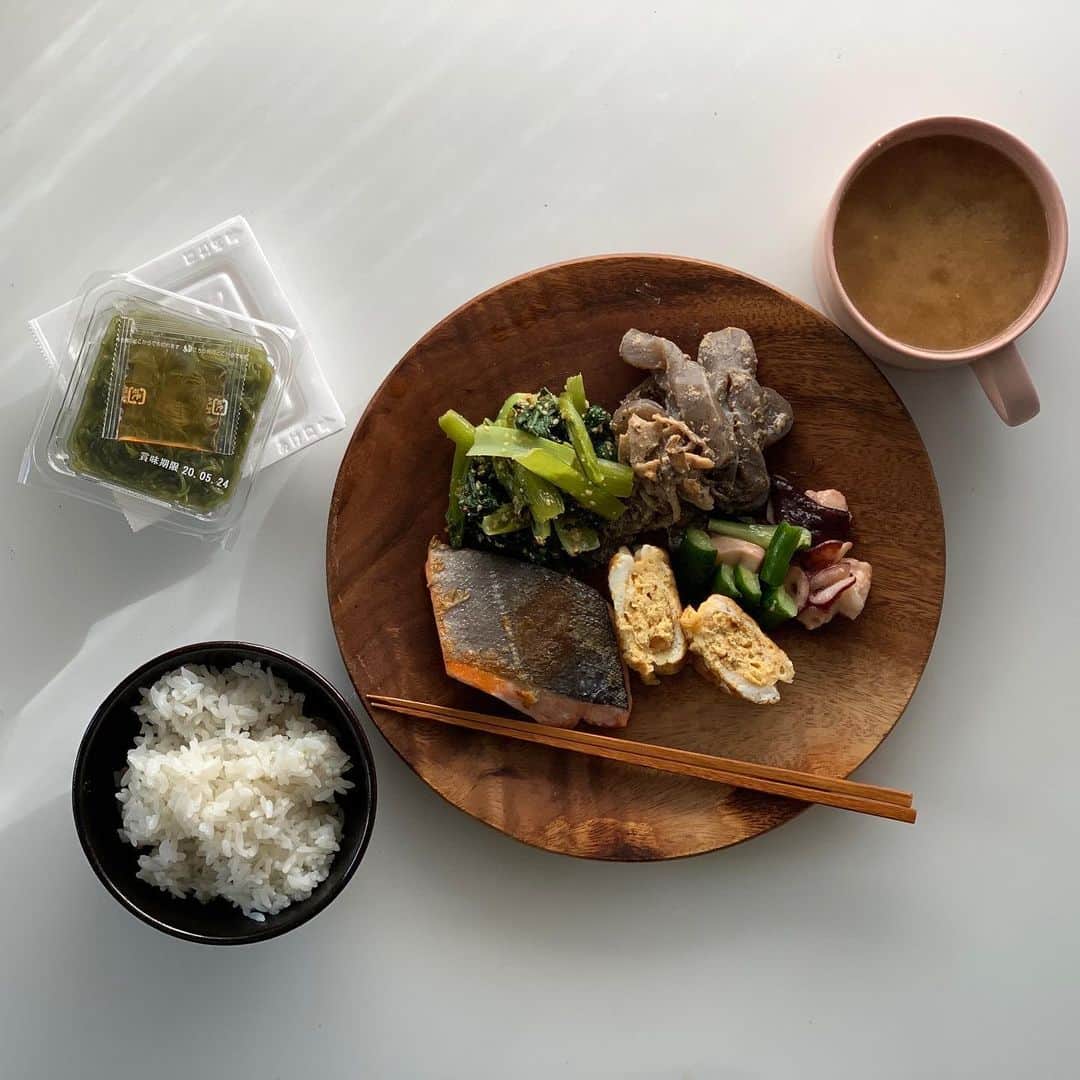 のインスタグラム：「暑くてさっぱりしたものが欲してくる🌿 . なので、タコときゅうりのレモンマリネ作りました🍋 切って和えるだけ！ 簡単美味しいのでおすすめです☑︎ ----------------------------------------------- 【材料】 ☑︎きゅうり…2本 ☑︎タコ…好きな量 ☑︎レモン汁…大さじ2 ☑︎コンソメ…少々 【作り方】 ⑴きゅうりとタコを食べやすい大きさにカット ⑵そこへレモンとコンソメを加え混ぜて完成💮 ------------------------------------------------ #となりの食卓　#料理好きな人と繋がりたい #料理友達募集中　#朝ごはん #朝ごはんの記録 #おうちあさごはん #おうちごはん #あさごはん #いえごはん #家ごはん #朝食 #iegohanphoto #フーディーテーブル #和食 #和食朝ごはん #和食ごはん #豊かな食卓 #朝時間 #私のおいしい写真 #丁寧な暮らし #私のおいしい写真 #iPhone写真 #料理 #料理写真 #wp_deli_japan #mycook365 #てづくりごはん365 #キッチングラム #おうちごはんlover #タベリー」