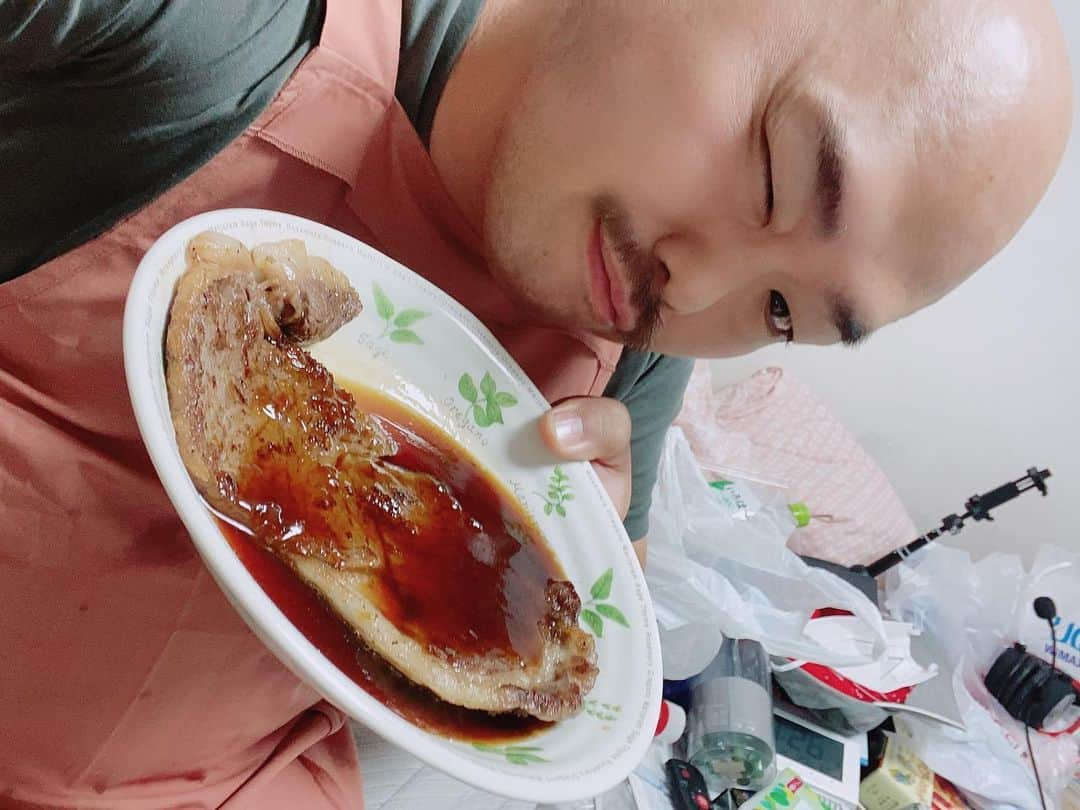 クロちゃんさんのインスタグラム写真 - (クロちゃんInstagram)「夜ご飯 ・ステーキ ・イチゴミルク  ワイルドに食べるしんよー！！ アメリカンスタイルだしん！！」5月26日 21時27分 - kurochandesuwawa