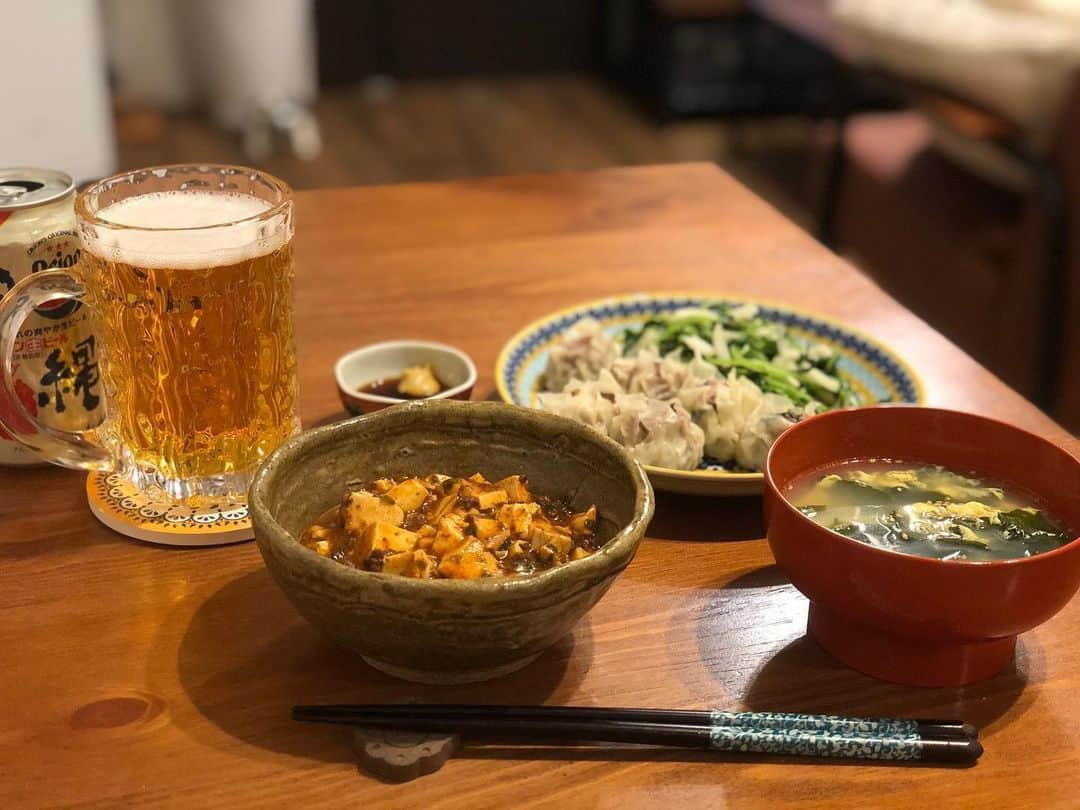 神咲詩織さんのインスタグラム写真 - (神咲詩織Instagram)「・ ・本日の晩ご飯🍽✨ ・ ・中華だよ🕺 ・ ・海老入り焼売&ラムパクチー焼売 ・豆苗ニンニク炒め ・麻婆豆腐(かなり辛め🔥) ・卵とわかめの中華スープ ・ ・焼売のタネは2種類で🕺 ・ ・海老と豚ひき肉ver.とラムチョップのお肉をこまかーく叩いてパクチーもりもりver. ・ ・ラム肉とパクチーってなんでこんなに合うのだろう、、、 ・ ・最高🍺 ・ #居酒屋こあら」5月26日 21時34分 - nexter_nippon