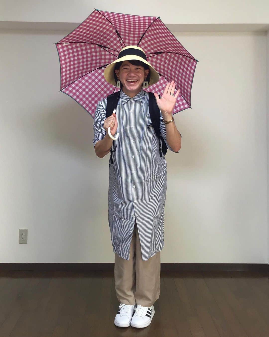 のインスタグラム：「【今日の一変化】 公園でパパと娘が遊んでいるのを優しく見守るお母さん。 #地味ハロウィン  #ほっこり光景  #ものすご料理上手  #インスタにキャラ弁毎日投稿  #スーパーはライフ派  #anelloリュック大好物  #嵐の大ファン  #学生時代バレー部  #日焼けしたくない  #今日の一変化」