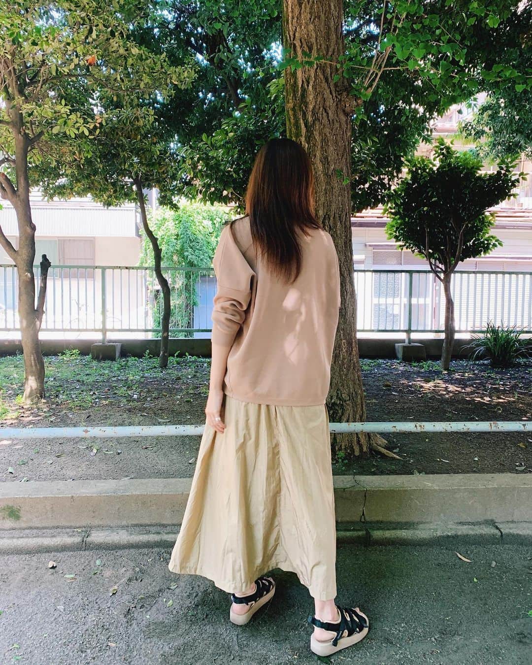 奈津美さんのインスタグラム写真 - (奈津美Instagram)「- #むぎのお散歩 #コーデ - cardigan ▽ @elura_official T-shirts ▽ @searoomlynn_official skirt ▽ @elura_official - #code」5月26日 21時50分 - natsumi_7.2.3