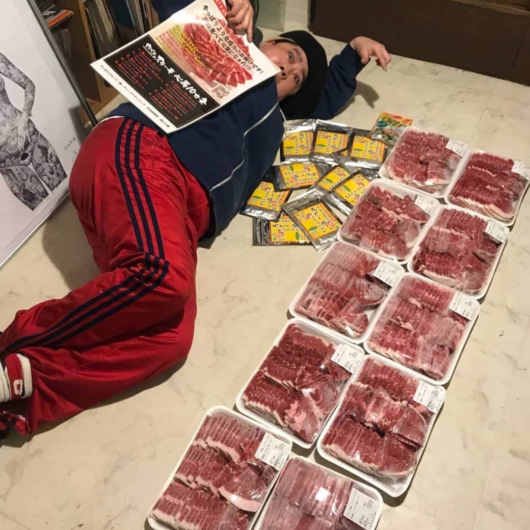 のインスタグラム：「沖縄から牛肉10キロ届いた‼️ #やっぱりステーキ の #社長さん が #北海道大変だろう #肉食え！  #宣伝とかいらねーからな！ って😭 #牛肉10キロ 😭 #段ボール だけでも #愛情感じる 😭 #食うぞー #食うぞーー #食うぞーーー #本当にありがとうございます😭  #めんそーれ」