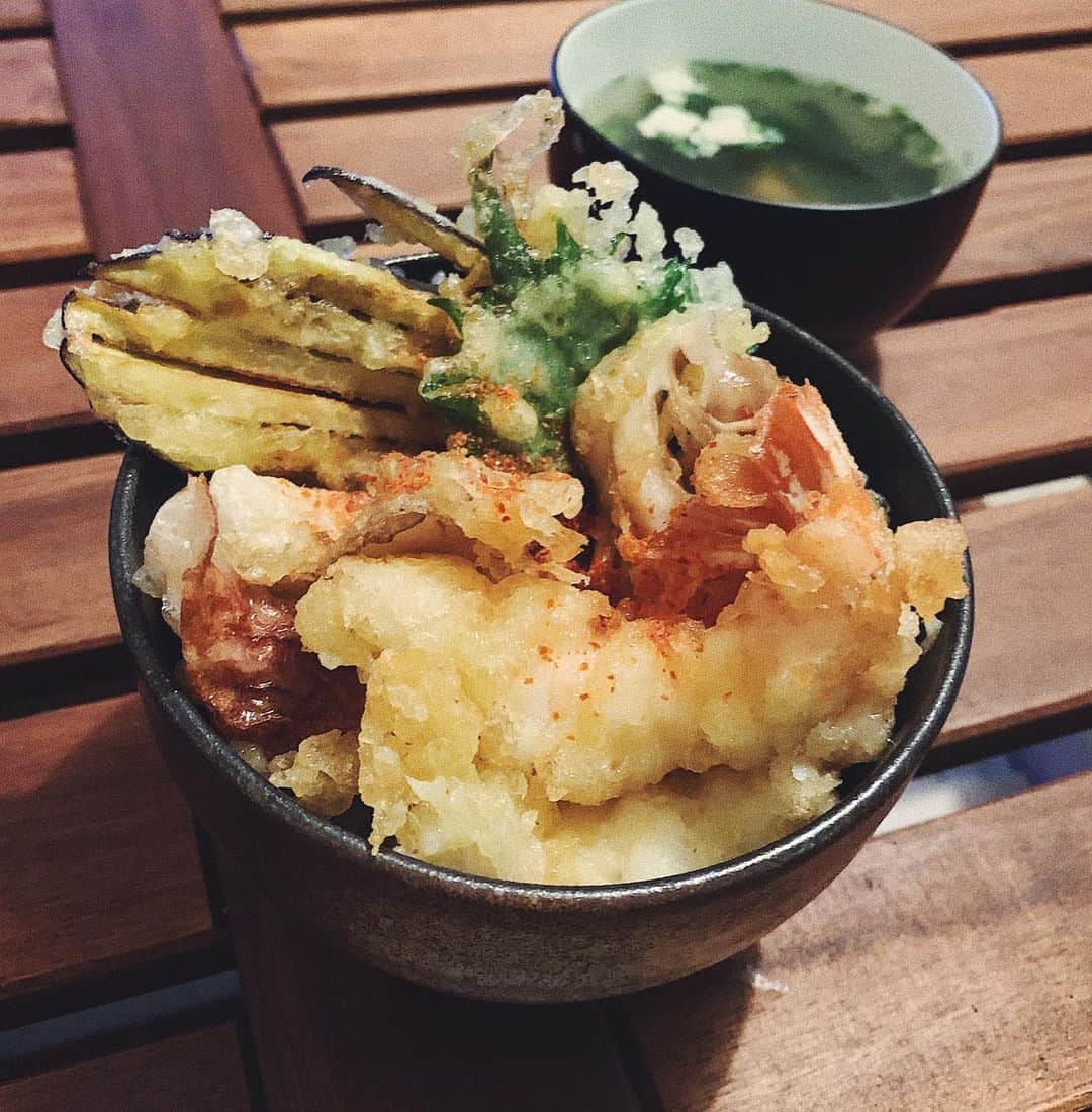 のインスタグラム：「. . . #おうちごはん 生まれて初めて天ぷらと戦った🔥 . . #天丼」