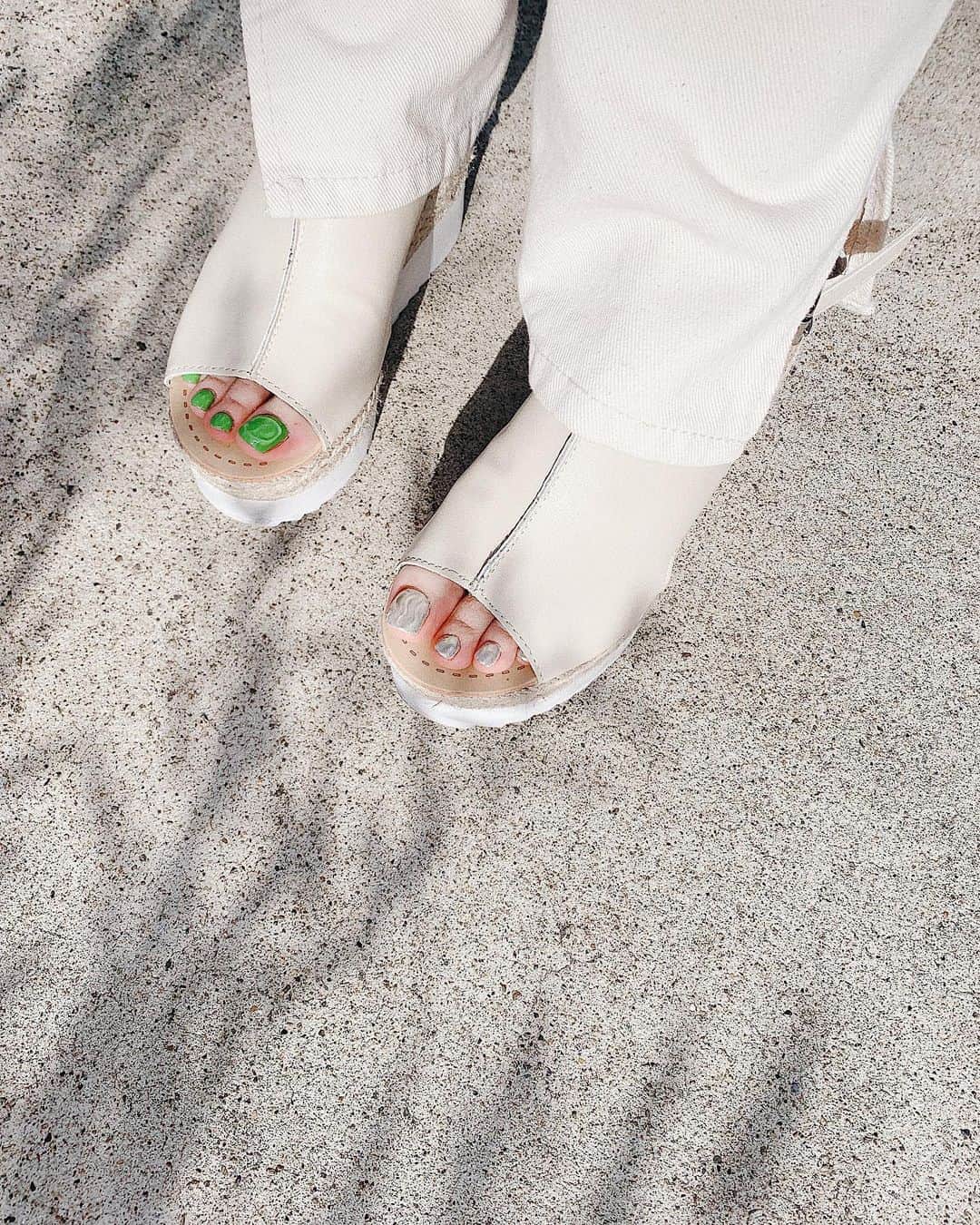 榊原伶奈のインスタグラム：「友達にフットネイルやってもらったー💅✨ 新しいサンダル履いてスーパーに🧚🏻 #フットネイル #ネイル #ミラーネイル　#フットネイル夏」