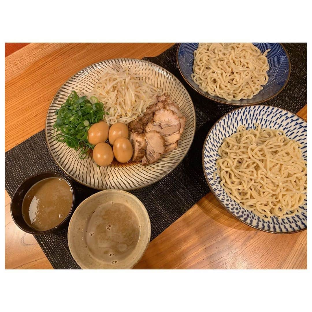 小森純さんのインスタグラム写真 - (小森純Instagram)「煮豚を作って、今日はつけ麺☺️ ・ 煮豚は、 フライパンで両面に焼き色をつけた後、 お水、お醤油、お酒、みりん、砂糖、オイスターソース、玉ねぎ、生姜をいれて圧力鍋でにました☺️。 ・ 一度圧力が抜けたらゆで卵を入れてさらに少し煮て終わりです😊 ・ 分量ははかってないんだけど、 甘辛い感じ、、、です😭 ・ つけ麺はスーパーで【とみ田】を使いました＾＾ 最高に美味しかった😭！ ・ #煮豚#簡単煮豚#とみ田#とみ田つけ麺#つけ麺」5月26日 21時58分 - jun.komori1122