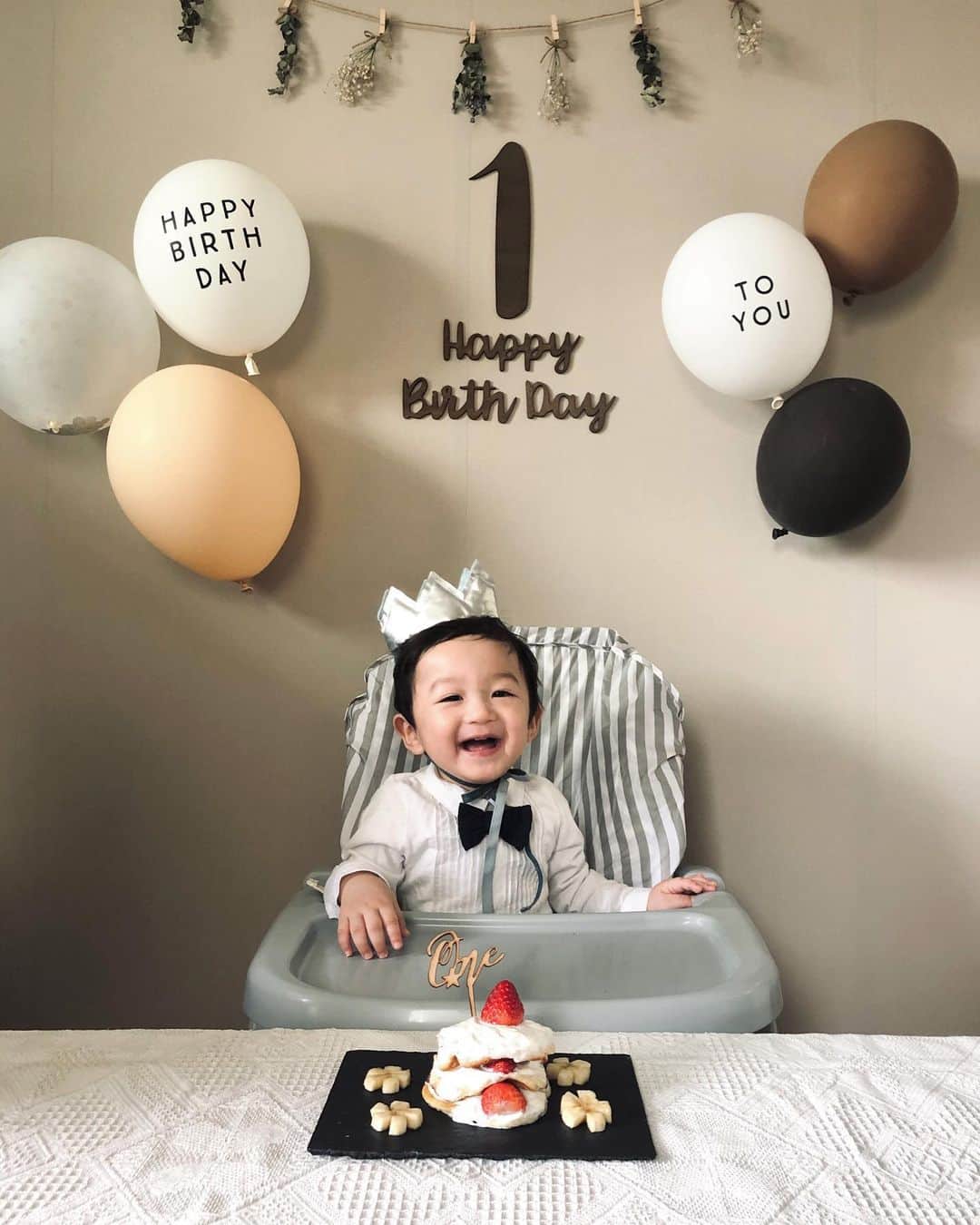 青木育日さんのインスタグラム写真 - (青木育日Instagram)「Happy 1st Bday🎂🤎🤍🖤﻿ ﻿ ﻿ この笑顔のためならなんだってできる☺︎﻿ ﻿ ﻿ ﻿ ﻿ これから先 悩みにぶつかることも﻿ たくさんあるだろうけれど﻿ この純粋な まっさらな笑顔を﻿ ずっと守っていかなくては。﻿ ﻿ ﻿ ﻿ ﻿ ﻿ #20200526 #happybirthday #birthdayboy﻿ #おうちスタジオ #記念日フォト #バースデーフォト」5月26日 22時00分 - ikuhiaoki