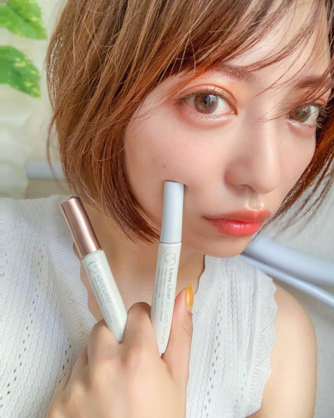 和希詩織さんのインスタグラム写真 - (和希詩織Instagram)「💄👀#eyelash #eyemakeup . . . おうちメイク💄 おこもり美容ってことでまつ毛ケア✨ ラブライナー( @loveliner_official )  でキャンペーン中のおうち美容お試しセットのブラウンブラックをチョイス💫 . . まつ毛美容液で朝晩ケアしつつ 👆下地としても🙆‍♀️ マスカラにも美容液成分が入ってるからメイクしながらまつげケア💄✨ . . 美容液成分が入ってるからなのか つるんと塗りやすいマスカラ！！ みずみずしい感じがめちゃよき❣️ . . 透け感メイク流行ってるから まつ毛もつるんとナチュラルにしたいよね😋バランス💯 . . . . . . 限定のキャンペーンやってて #STAYHOME応援キャンペーン　で通常各¥1,600+taxがセットで¥1980+taxでお得になってるみたいだから💫 . . . チェックしてみてね🙆‍♀️✨ . . . #ラブライナー#loveliner#pr#自まつげに愛を#まつげ美容液 #マスカラ#ナチュラルメイク #美容垢さんと繋がりたい」5月26日 22時12分 - kazukishiori