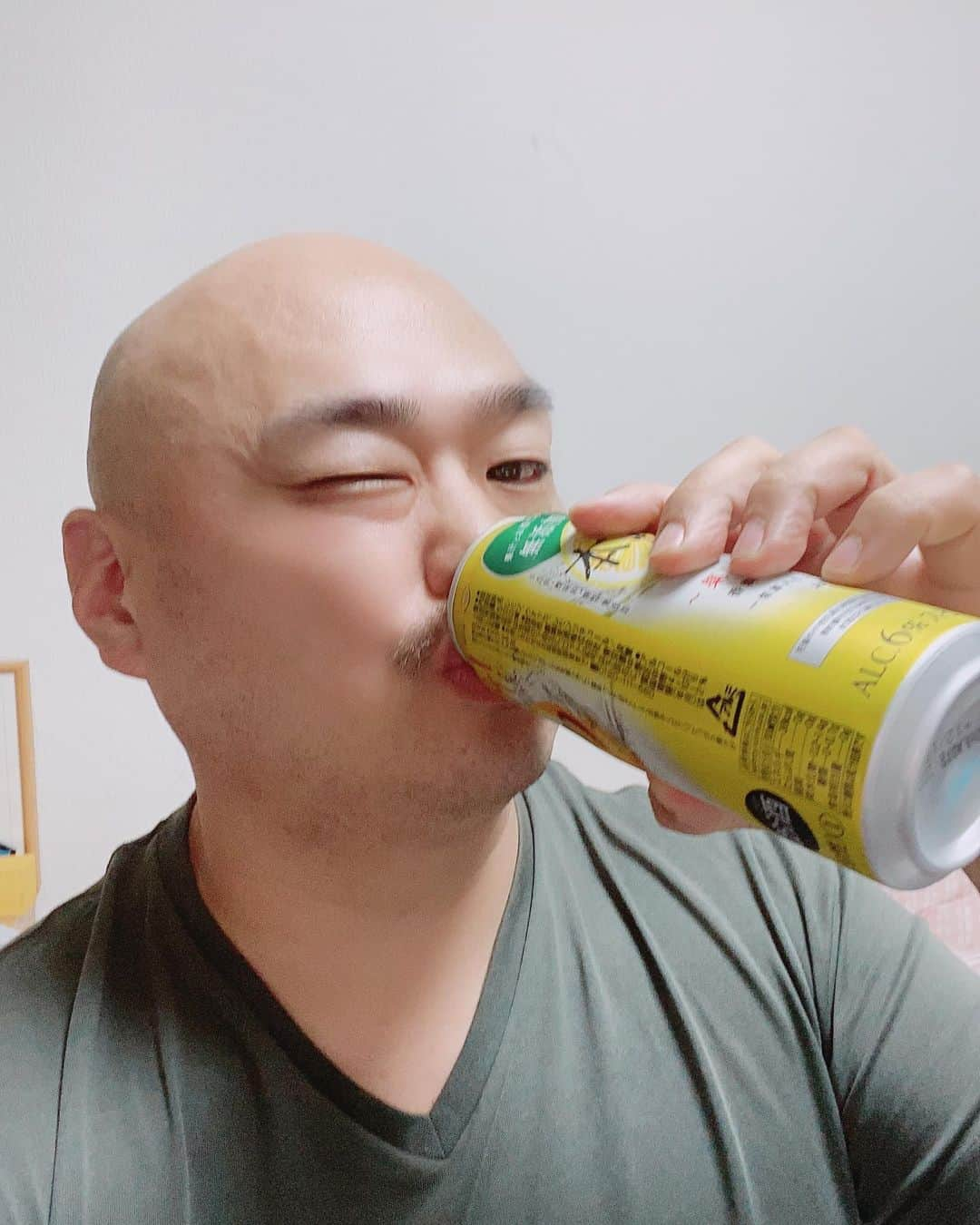 クロちゃんさんのインスタグラム写真 - (クロちゃんInstagram)「本日もリモート飲み。 これがまた癖になっちゃいますしんねー♪ 明日は誰としようかしらー♪  #96日後に結婚するクロ　#66日目 #結婚まであと30日」5月26日 22時05分 - kurochandesuwawa